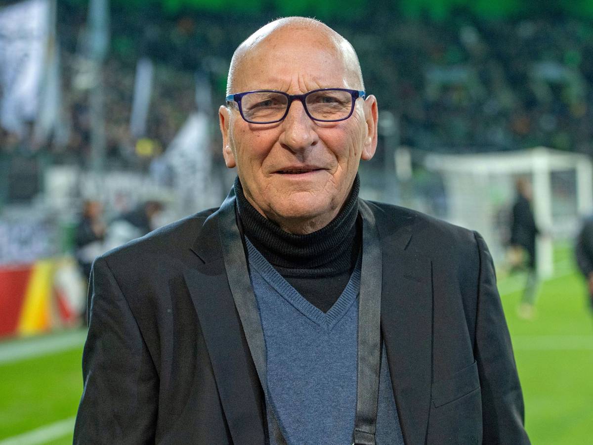 Wolfang Kleff, ehemaliger Torhüter von Borussia Mönchengladbach, feiert am Dienstag (16. November) seinen 75. Geburtstag. Auf diesem Foto ist die Fohlen-Legende am 7. November 2019 im Borussia-Park zu sehen. Kleff lächelt in die Kamera des Fotografen.