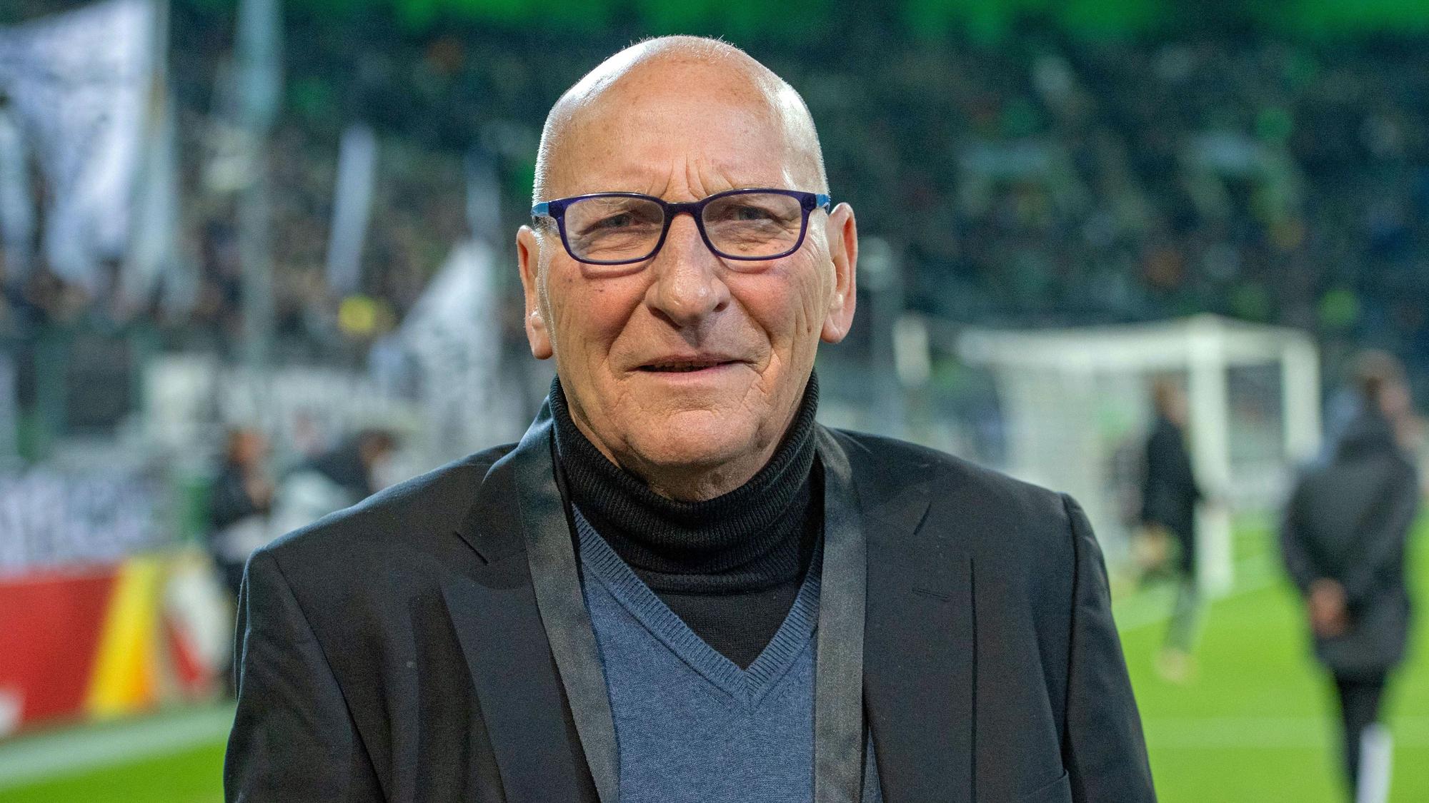 Wolfang Kleff, ehemaliger Torhüter von Borussia Mönchengladbach, feiert am Dienstag (16. November) seinen 75. Geburtstag. Auf diesem Foto ist die Fohlen-Legende am 7. November 2019 im Borussia-Park zu sehen. Kleff lächelt in die Kamera des Fotografen.