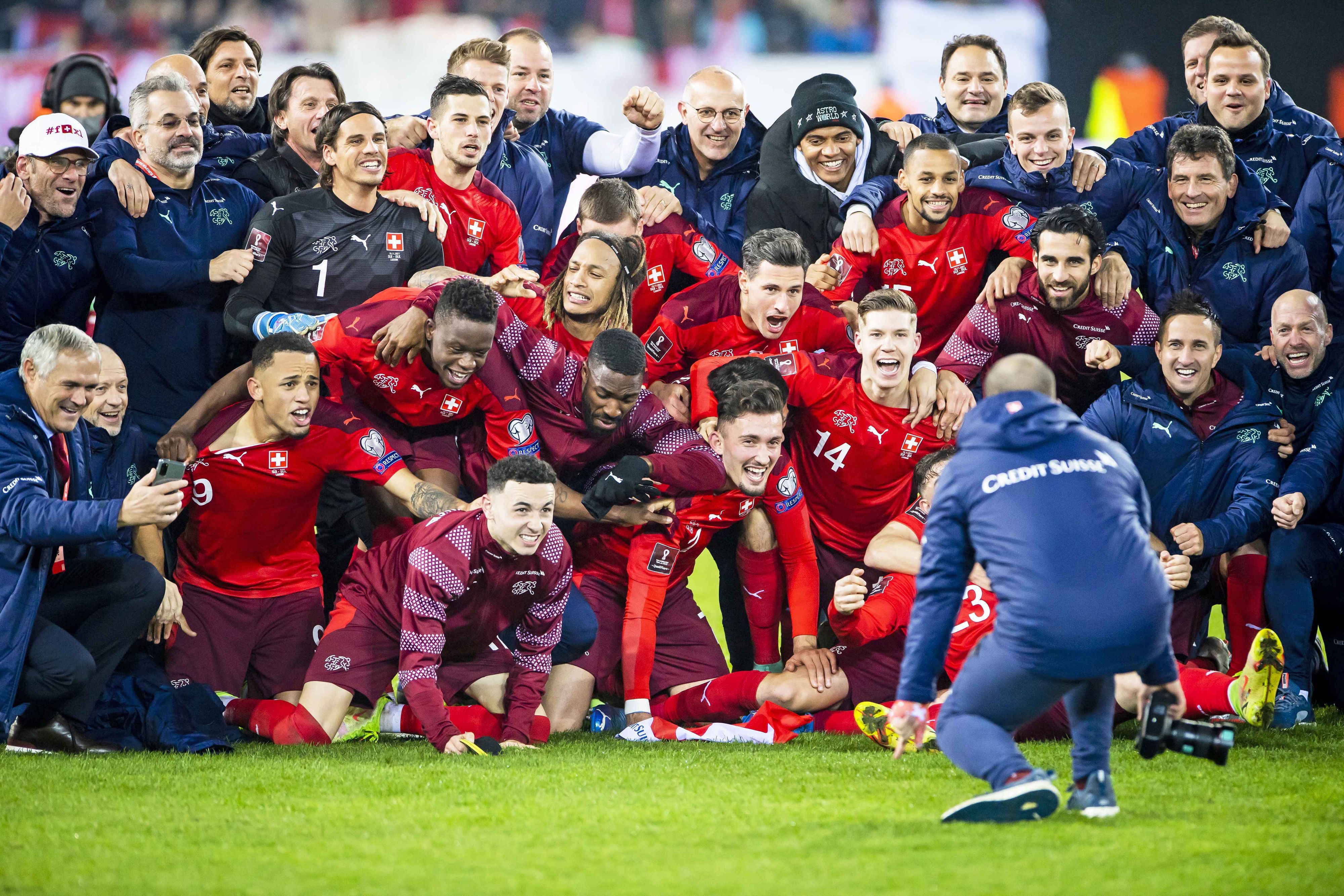 Die Schweizer Nationalmannschaft mit den Gladbach-Profis Yann Sommer und Denis Zakaria feiert am 15. November 2021 in Luzern nach einem 4:0 gegen Bulgarien die direkte Qualifikation zur WM 2022 in Katar. Die Spieler jubeln zusammen und lassen sich Fotografieren.