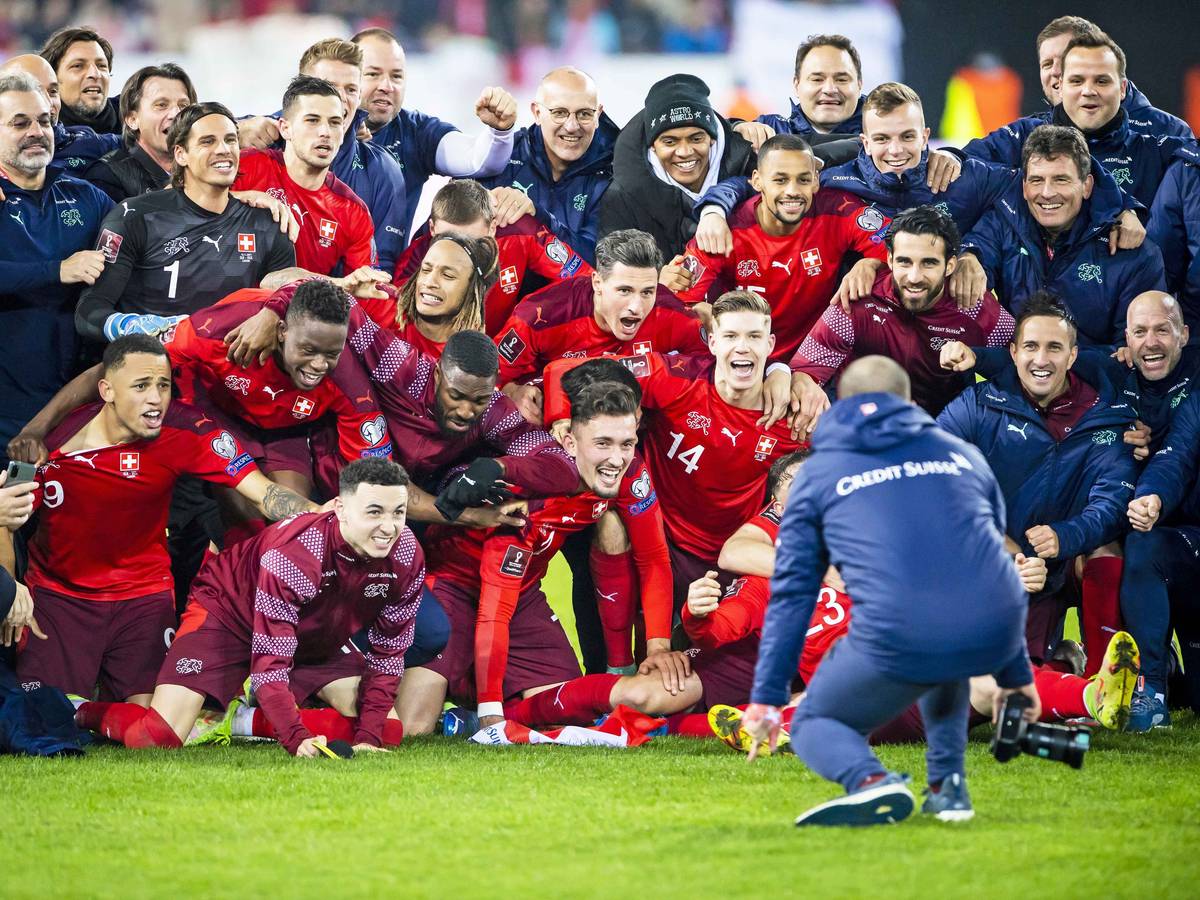 Die Schweizer Nationalmannschaft mit den Gladbach-Profis Yann Sommer und Denis Zakaria feiert am 15. November 2021 in Luzern nach einem 4:0 gegen Bulgarien die direkte Qualifikation zur WM 2022 in Katar. Die Spieler jubeln zusammen und lassen sich Fotografieren.