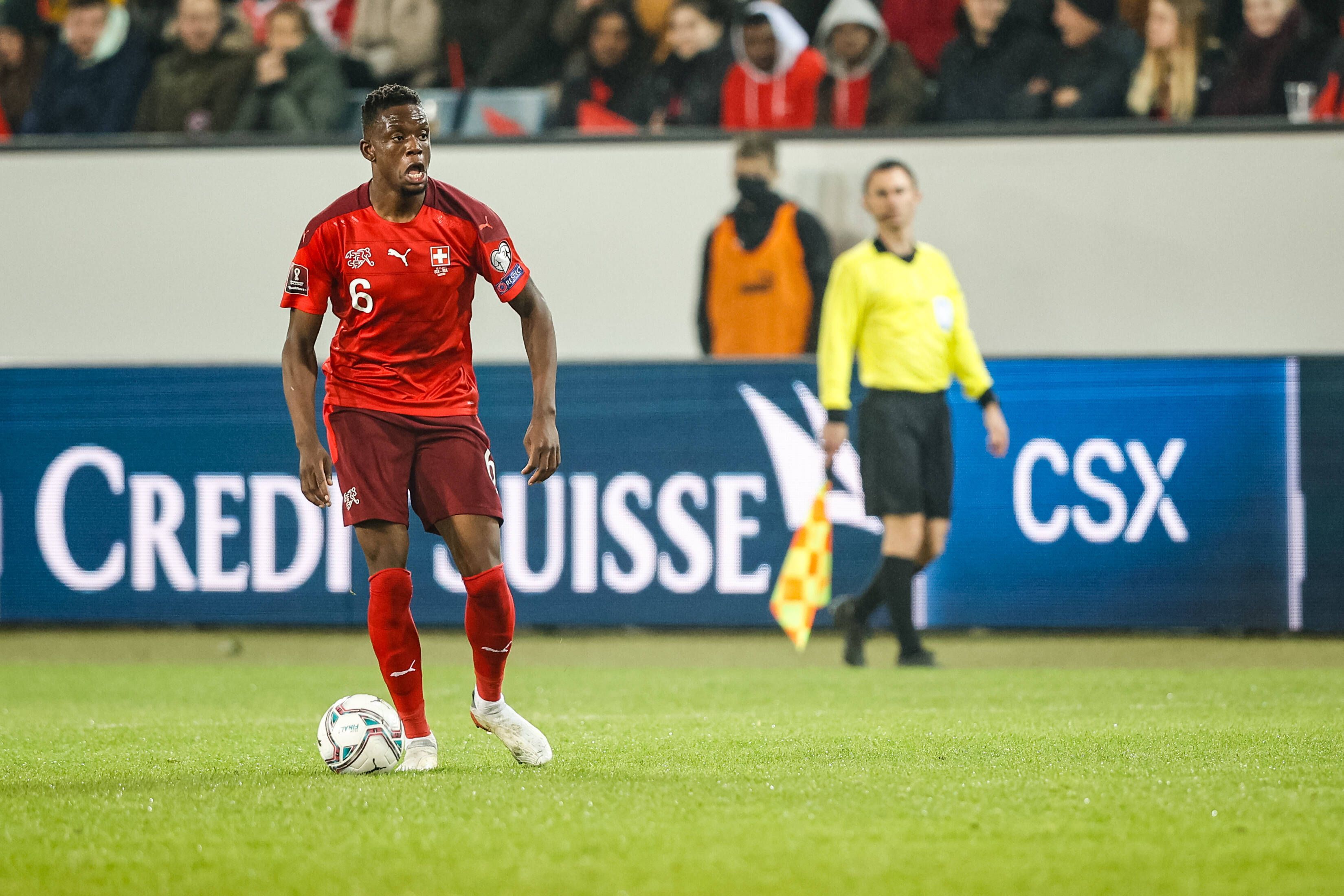 Denis Zakaria, Mittelfeldspieler von Fußball-Bundesligist Borussia Mönchengladbach, in Luzern im Einsatz für die Schweizer Nationalmannschaft. Dieses Foto stammt vom 15. November 2021. Zakaria führt den Ball am Fuß.