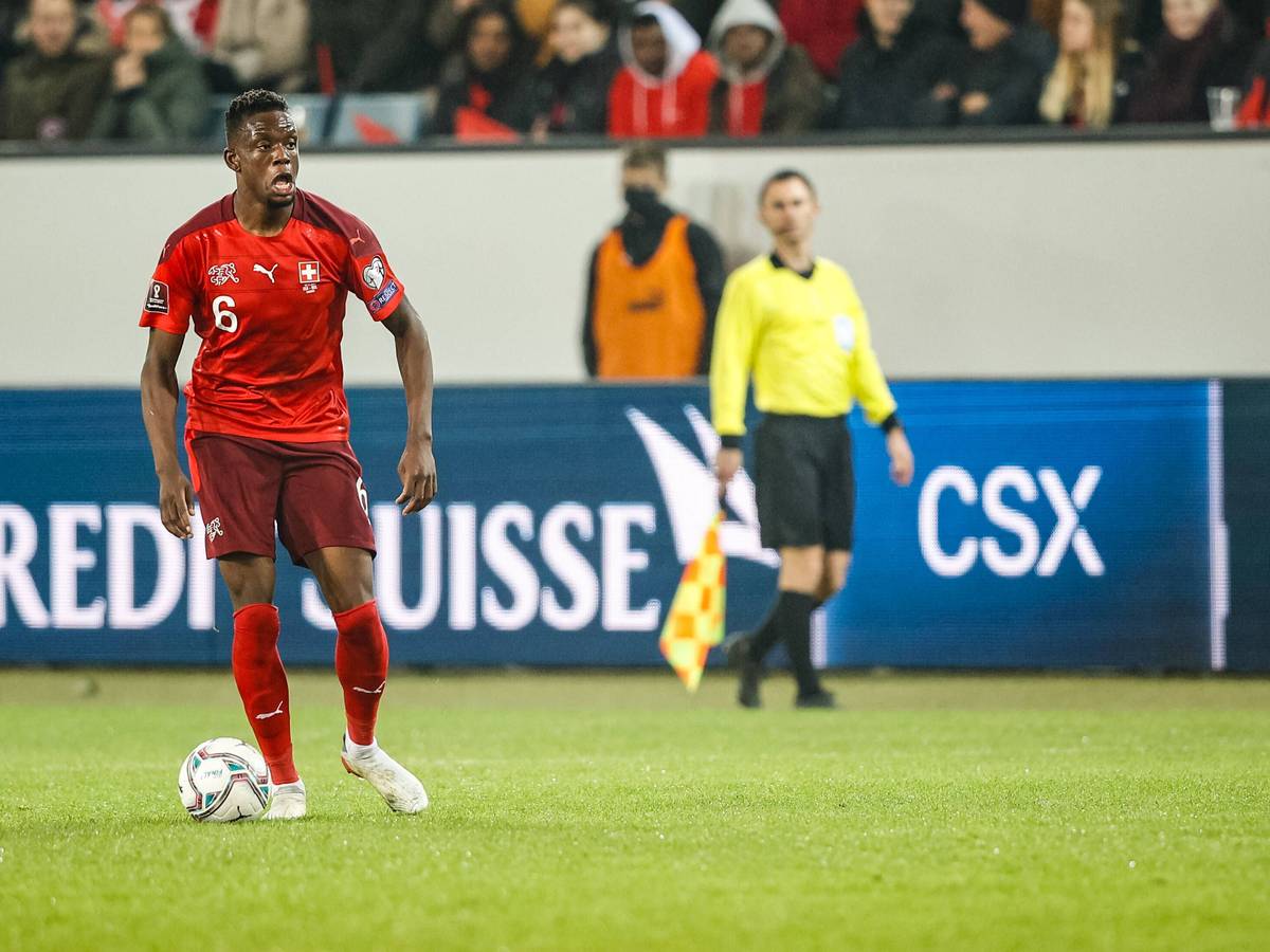 Denis Zakaria, Mittelfeldspieler von Fußball-Bundesligist Borussia Mönchengladbach, in Luzern im Einsatz für die Schweizer Nationalmannschaft. Dieses Foto stammt vom 15. November 2021. Zakaria führt den Ball am Fuß.
