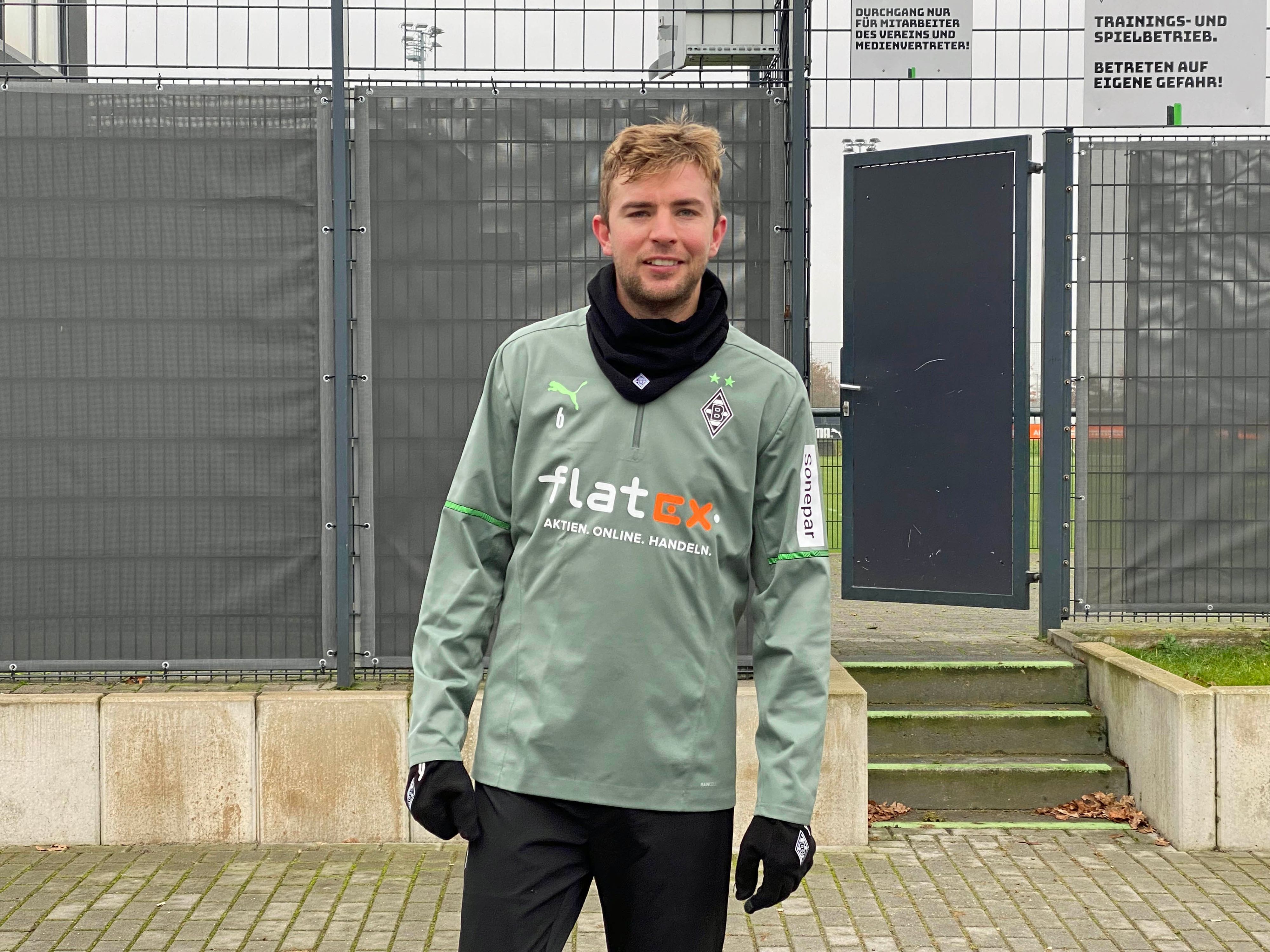 Mittelfeldspieler Christoph Kramer von Fußball-Bundesligist Borussia Mönchengladbach. Auf diesem Foto ist der Weltmeister am 16. November 2021 im Borussia-Park zu sehen. Kramer hat soeben das Trainingsgelände verlassen.