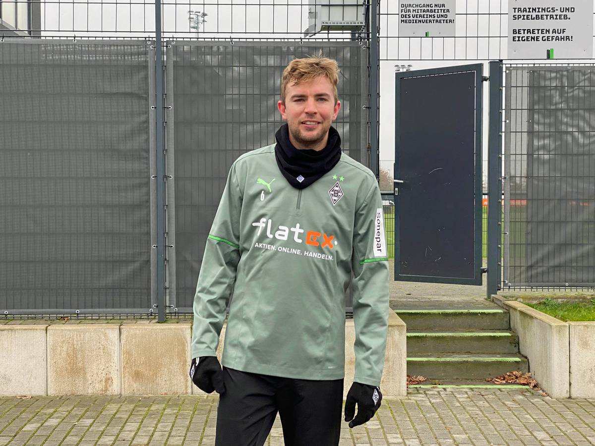 Mittelfeldspieler Christoph Kramer von Fußball-Bundesligist Borussia Mönchengladbach. Auf diesem Foto ist der Weltmeister am 16. November 2021 im Borussia-Park zu sehen. Kramer hat soeben das Trainingsgelände verlassen.