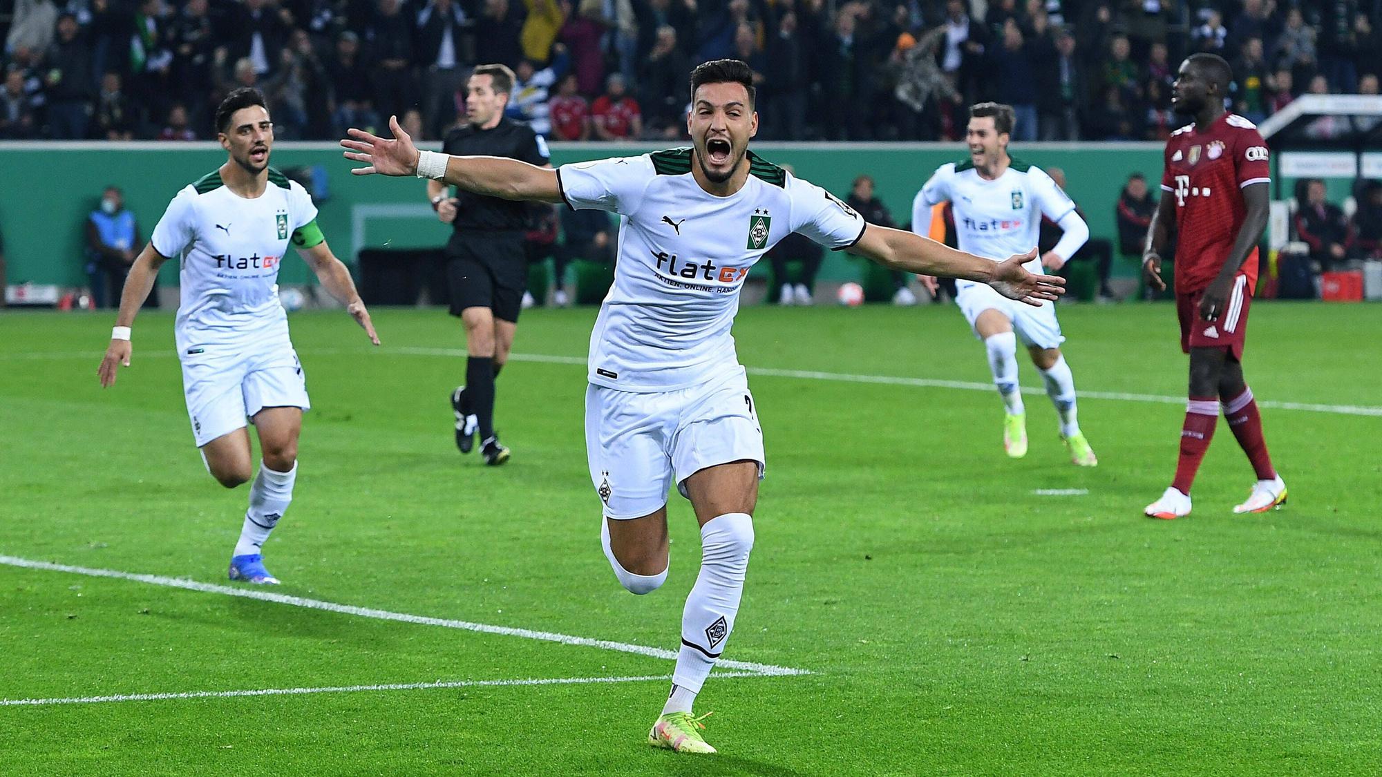 Ramy Bensebaini jubelt am 27. Oktober 2021 über seinen Treffer zum 2:0 für Borussia Mönchengladbach im DFB-Pokalspiel gegen den FC Bayern. Bensebaini läuft mit ausgebreiteten Armen und schreit seine Freude heraus.