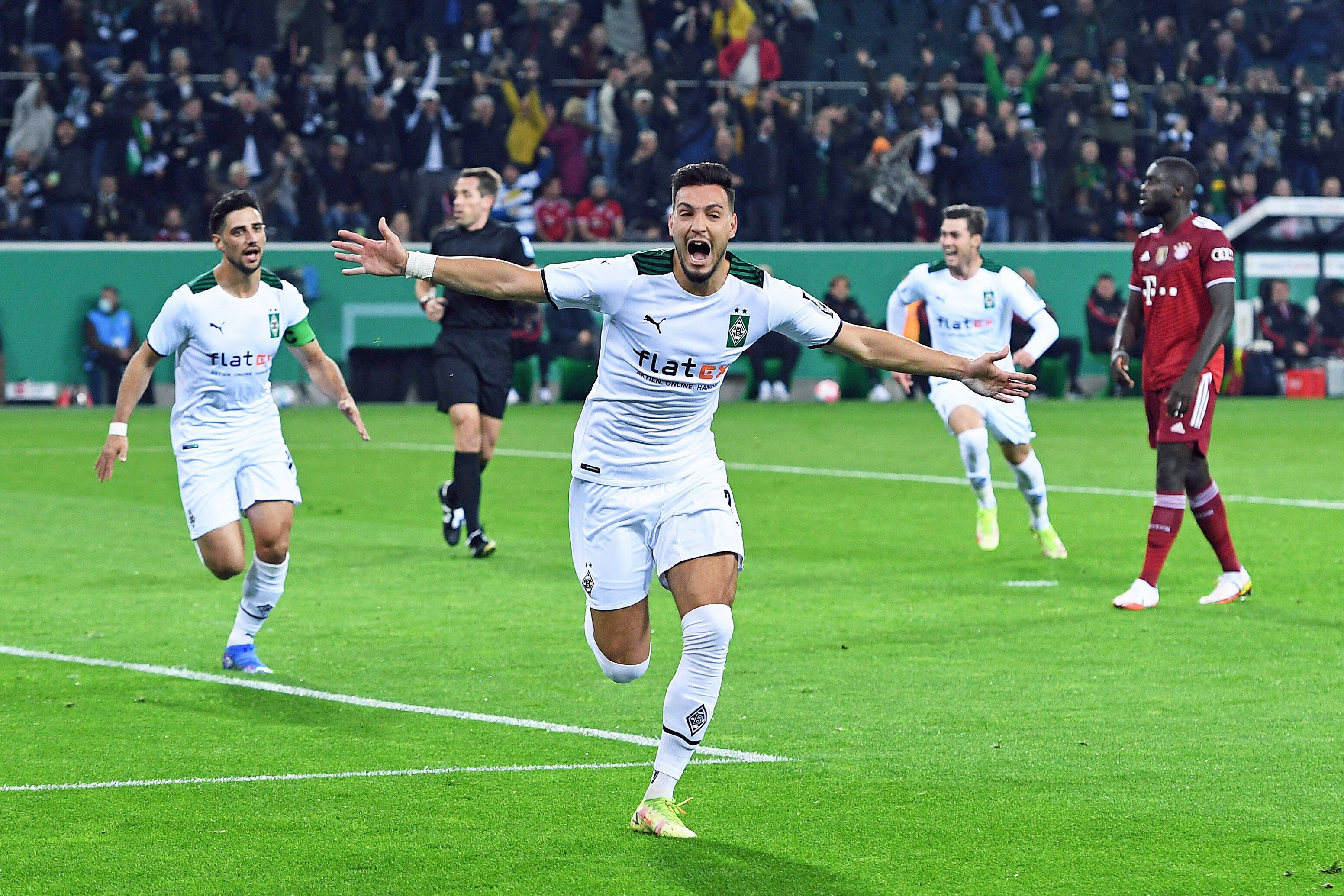 Ramy Bensebaini (M.) jubelt über einen seiner beiden Treffer für Borussia Mönchengladbach beim 5:0-Sieg gegen Rekordmeister Bayern München im DFB-Pokal am 27. Oktober 2021 im Borussia-Park. Bensebaini hat die Arme ausgebreitet und schreit seine Freude heraus.