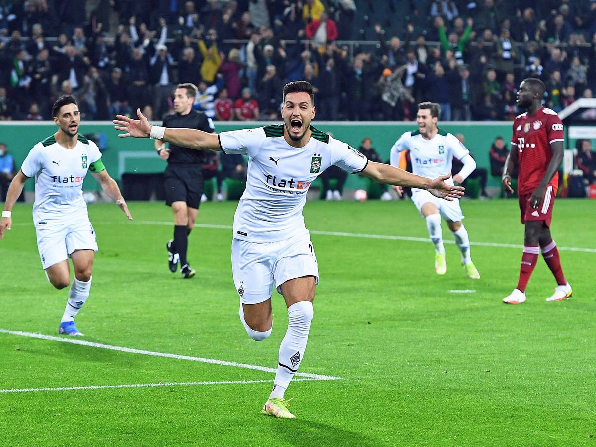 Ramy Bensebaini (M.) jubelt über einen seiner beiden Treffer für Borussia Mönchengladbach beim 5:0-Sieg gegen Rekordmeister Bayern München im DFB-Pokal am 27. Oktober 2021 im Borussia-Park. Bensebaini hat die Arme ausgebreitet und schreit seine Freude heraus.
