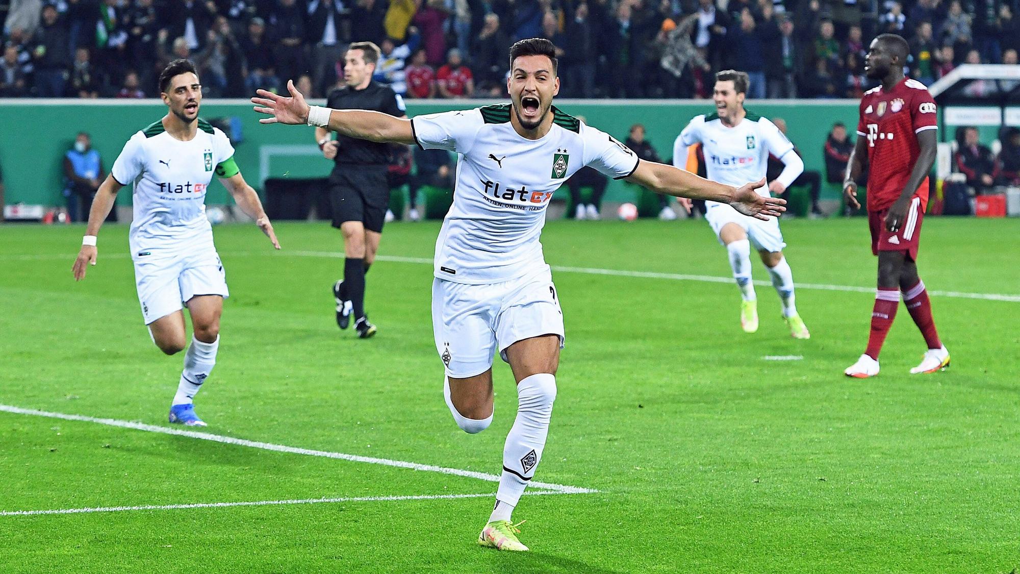 Ramy Bensebaini (M.) jubelt über einen seiner beiden Treffer für Borussia Mönchengladbach beim 5:0-Sieg gegen Rekordmeister Bayern München im DFB-Pokal am 27. Oktober 2021 im Borussia-Park. Bensebaini breitet die Arme aus.