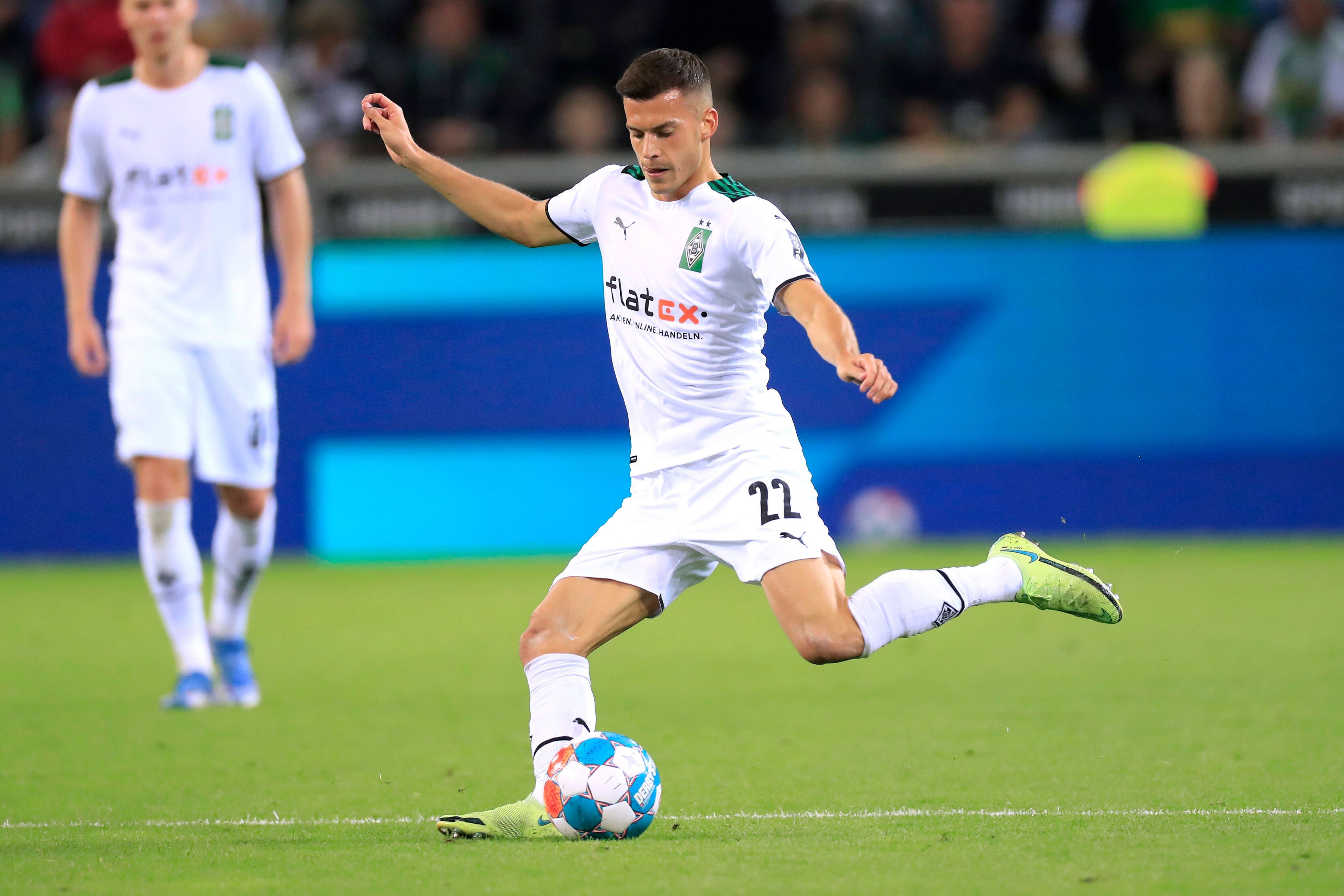 László Bénes von Borussia Mönchengladbach, hier beim Bundesliga-Spiel gegen Arminia Bielefeld am 12. September 2021 im Borussia-Park, kontrolliert den Ball und setzt zum Schuss an.