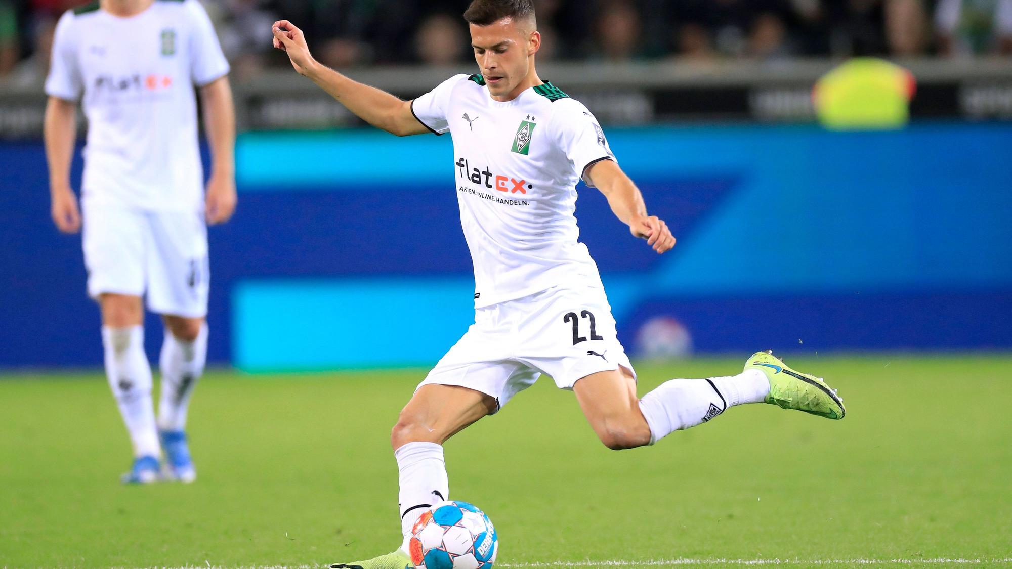 László Bénes von Borussia Mönchengladbach, hier beim Bundesliga-Spiel gegen Arminia Bielefeld am 12. September 2021 im Borussia-Park, kontrolliert den Ball und setzt zum Schuss an.