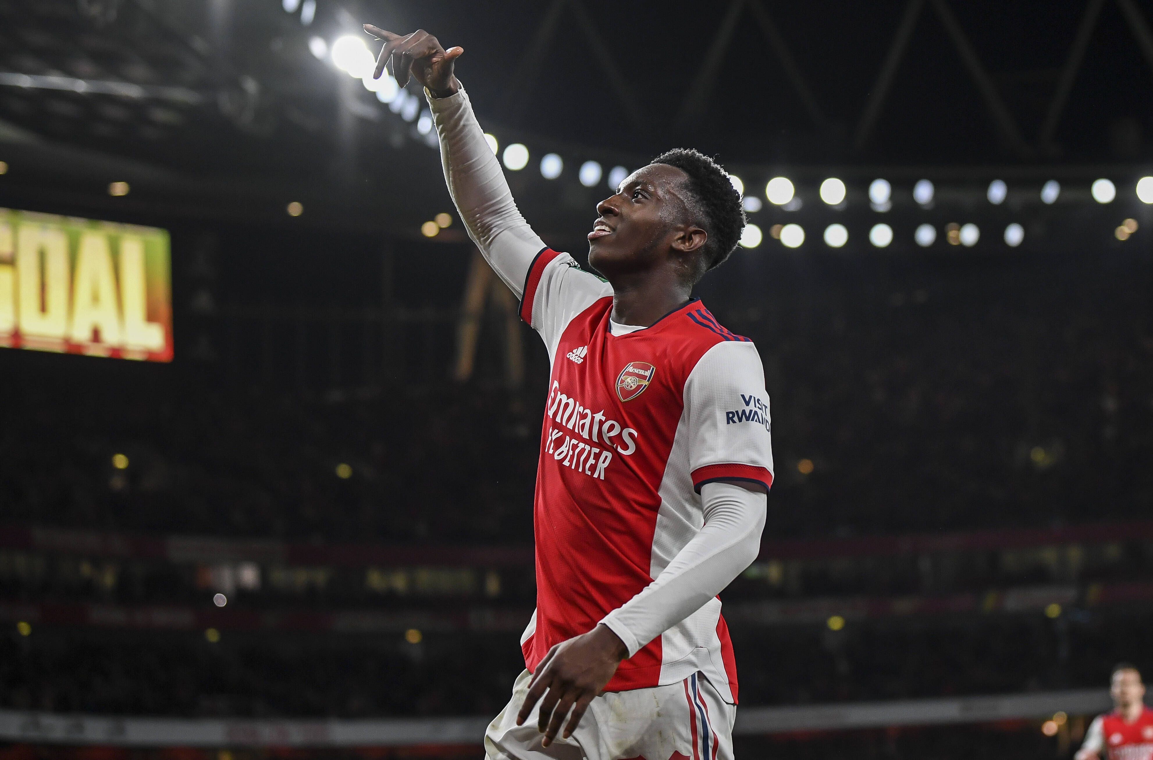 Eddie Nketiah, Stürmer von Arsenal London, jubelt über seinen Treffer am 26. Oktober 2021 im EFL-Cup gegen Leeds United im Emirates Stadium. Nketiah hebt den rechten Arm und macht eine lässige Geste.