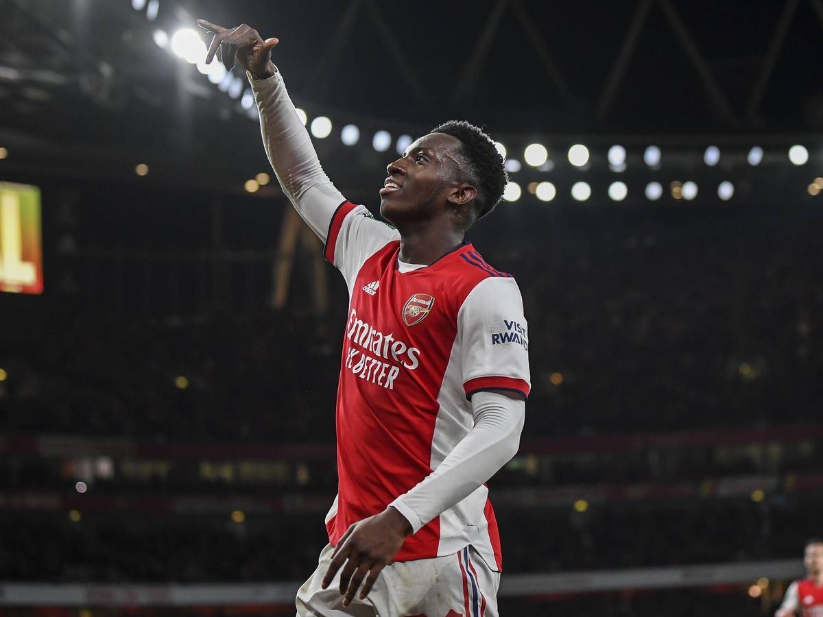 Eddie Nketiah, Stürmer von Arsenal London, jubelt über seinen Treffer am 26. Oktober 2021 im EFL-Cup gegen Leeds United im Emirates Stadium. Nketiah hebt den rechten Arm und macht eine lässige Geste.