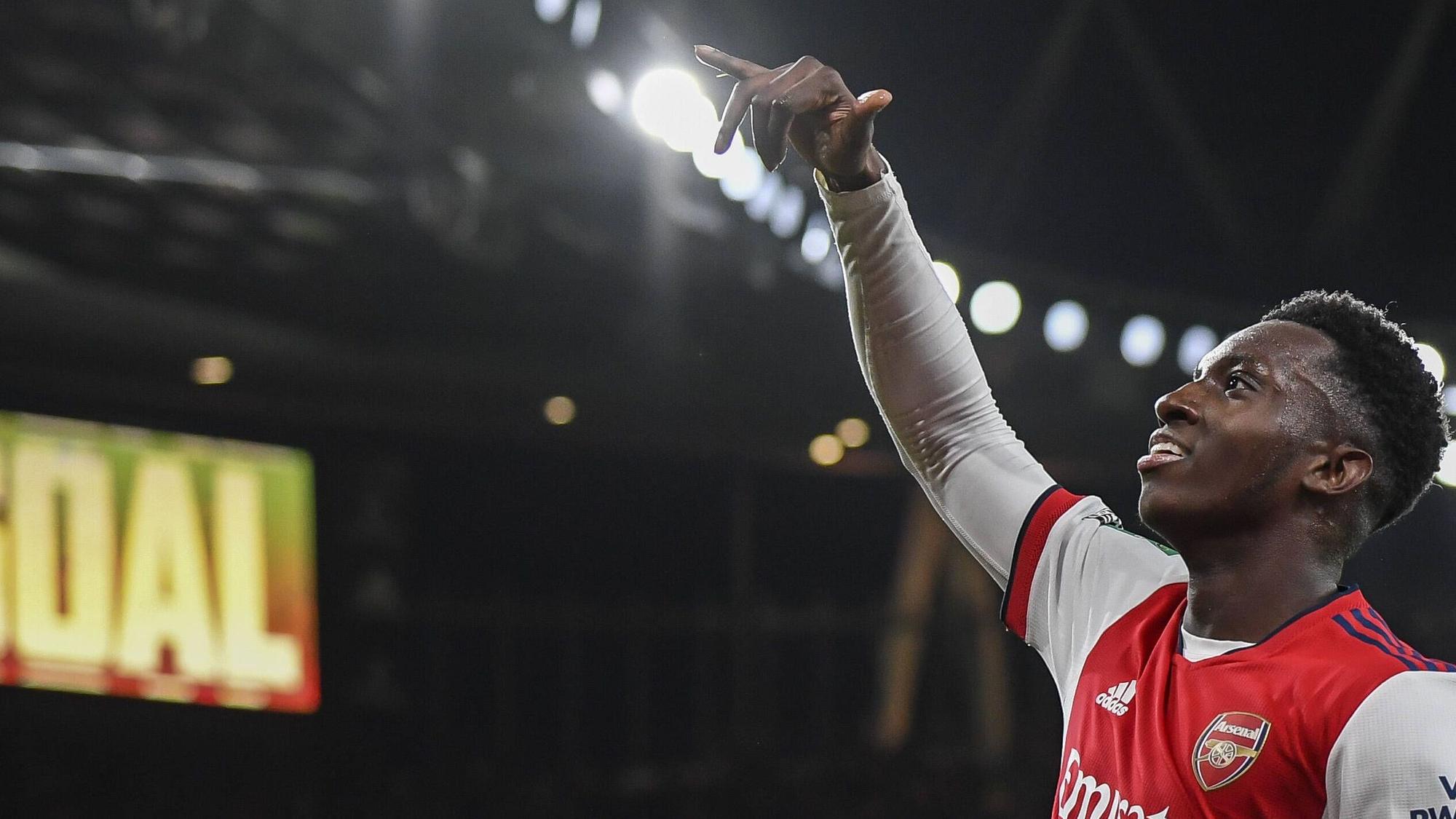 Eddie Nketiah, Stürmer von Arsenal London, jubelt über seinen Treffer am 26. Oktober 2021 im EFL-Cup gegen Leeds United im Emirates Stadium. Nketiah hebt den rechten Arm und macht eine lässige Geste.
