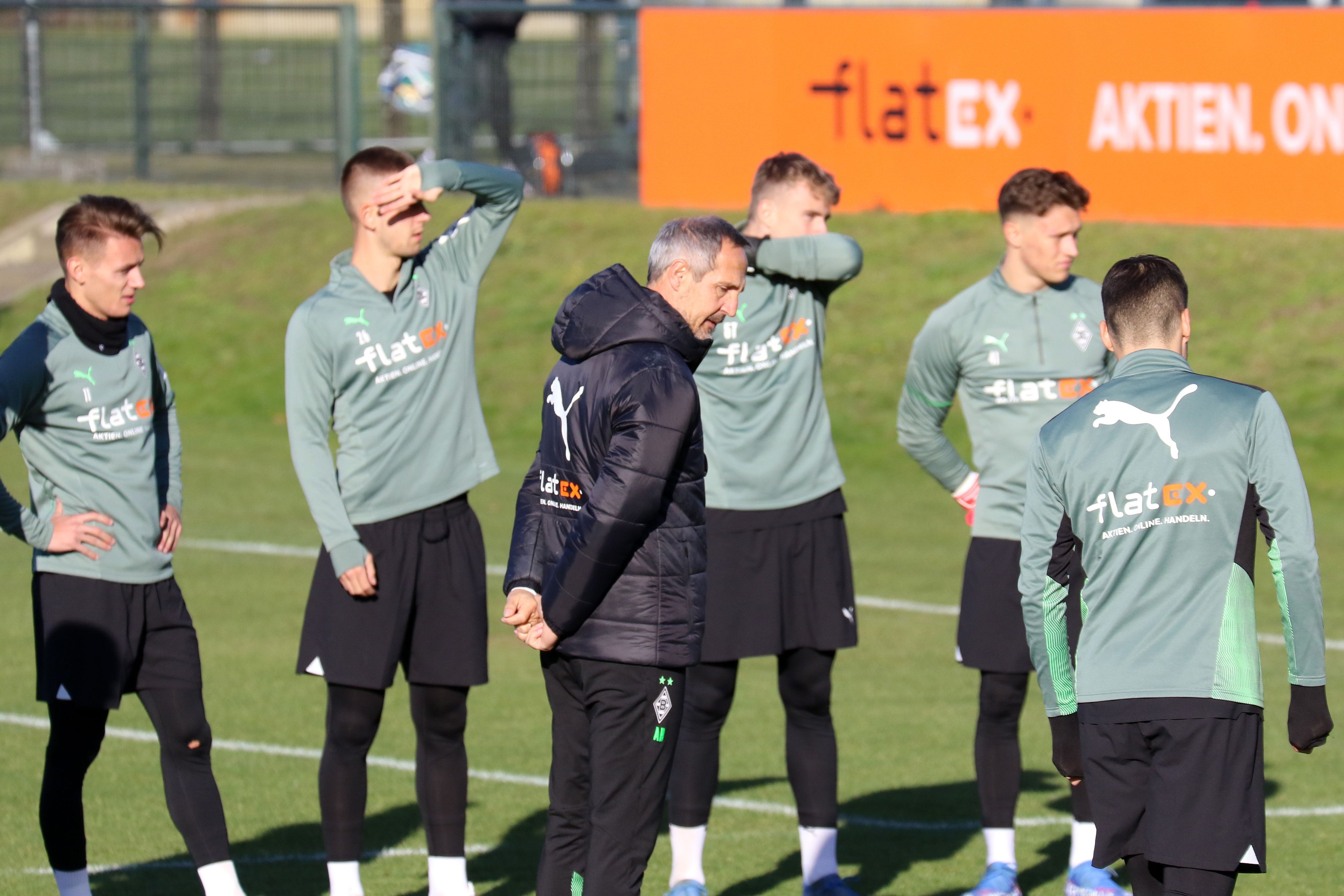 Adi Hütter, Trainer von Borussia Mönchengladbach, hier bei einer Trainingseinheit der Gladbacher am 9. November 2021,l hat aktuell einige Verletzte zu beklagen. Aus diesem Grund könnten am Samstag aus Spieler aus der U23 der Fohlen im Kader stehen.