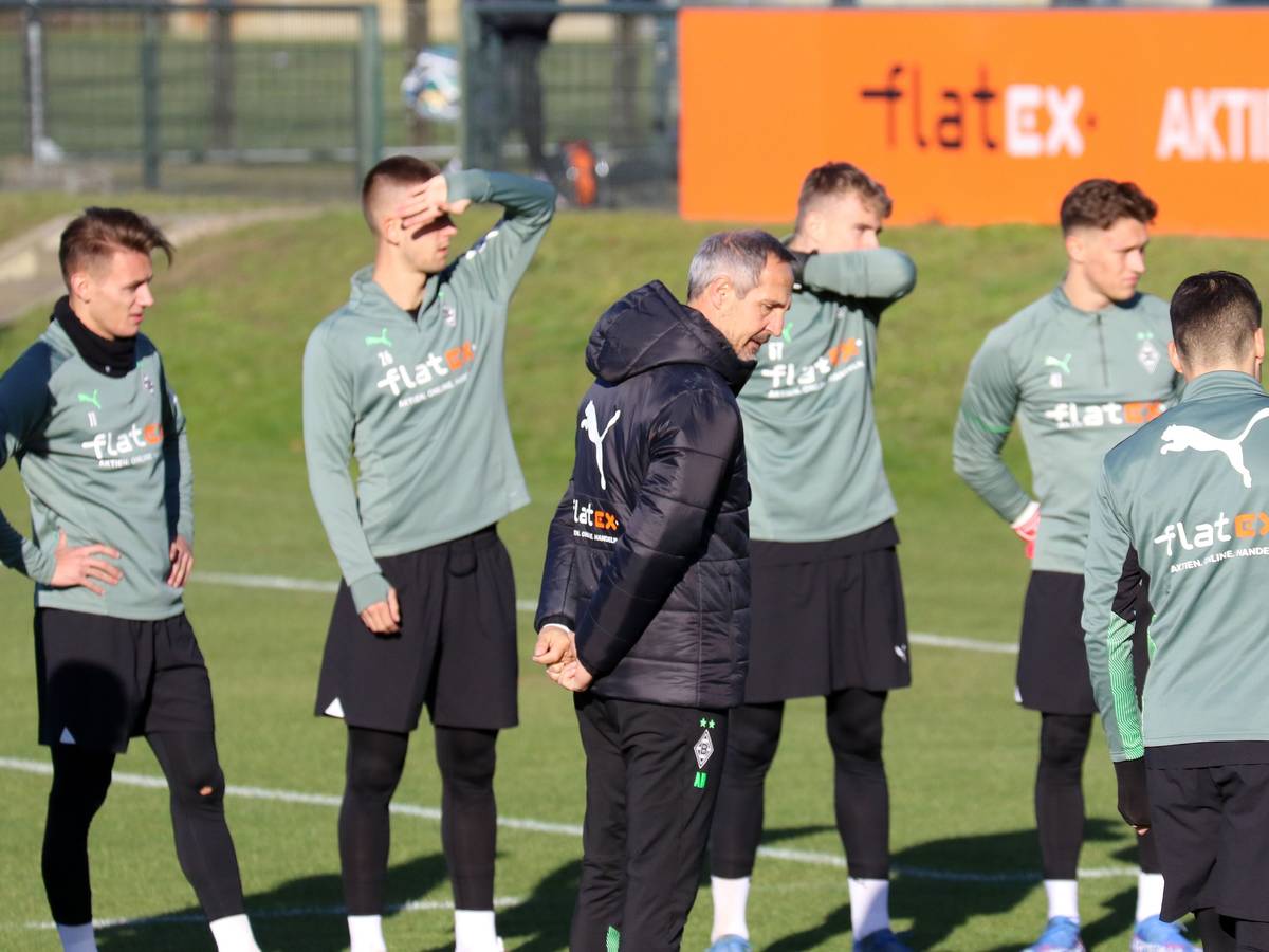 Adi Hütter, Trainer von Borussia Mönchengladbach, hier bei einer Trainingseinheit der Gladbacher am 9. November 2021,l hat aktuell einige Verletzte zu beklagen. Aus diesem Grund könnten am Samstag aus Spieler aus der U23 der Fohlen im Kader stehen.