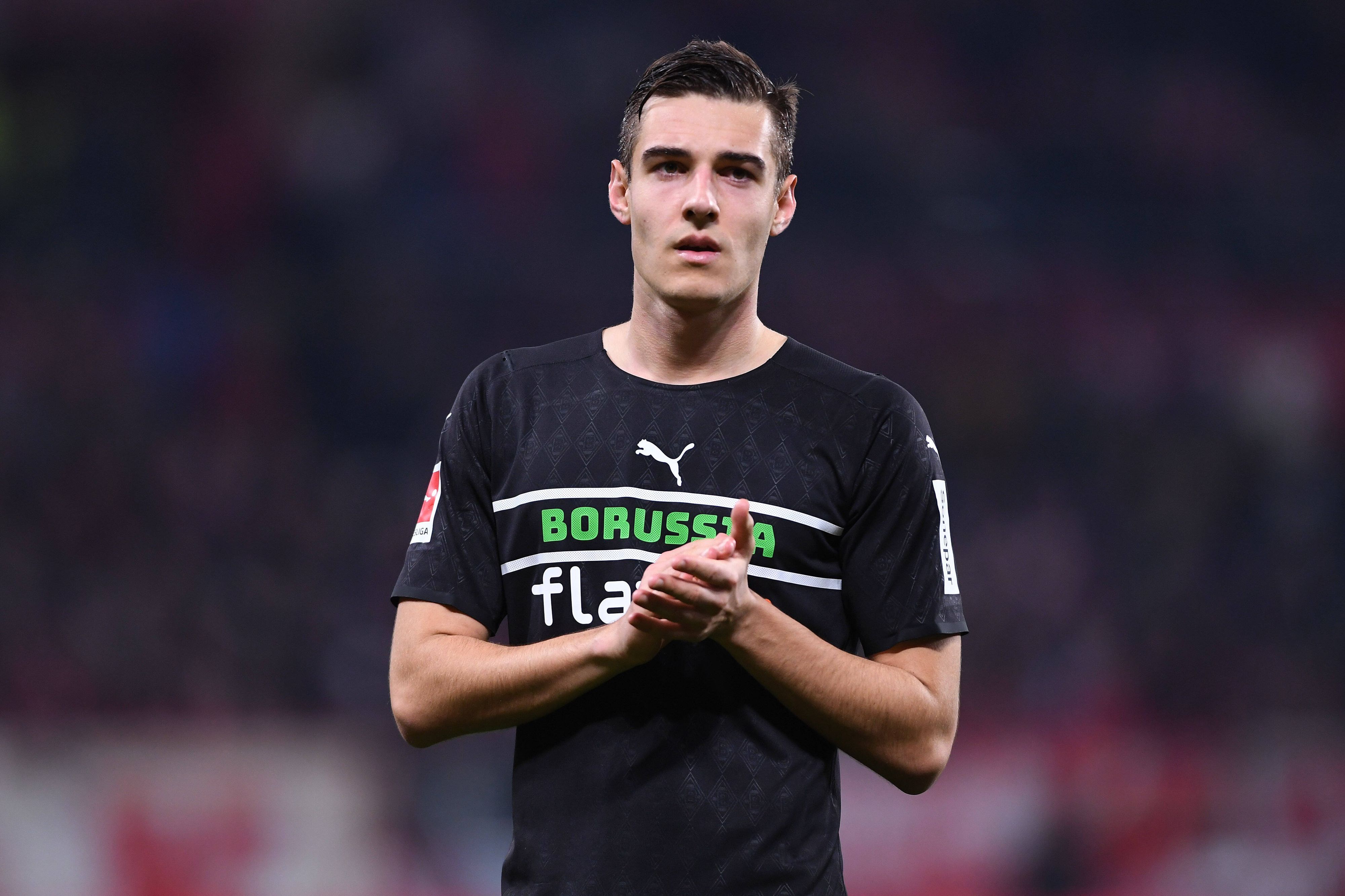 Florian Neuhaus von Borussia Mönchengladbach klatscht nach dem Bundesliga-Spiel bei Mainz 05 in die Hände und stellt sich den mitgereisten Fans.