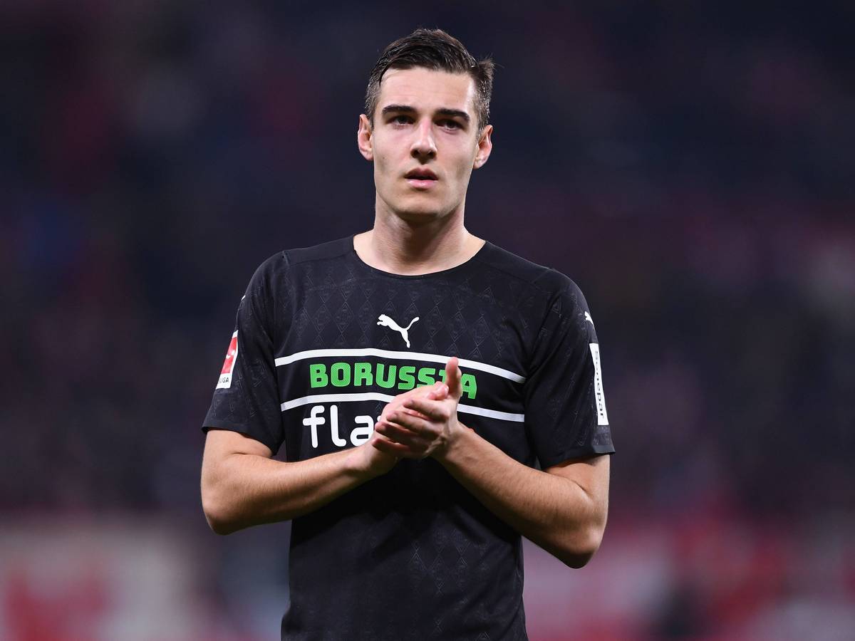 Florian Neuhaus von Borussia Mönchengladbach klatscht nach dem Bundesliga-Spiel bei Mainz 05 in die Hände und stellt sich den mitgereisten Fans.