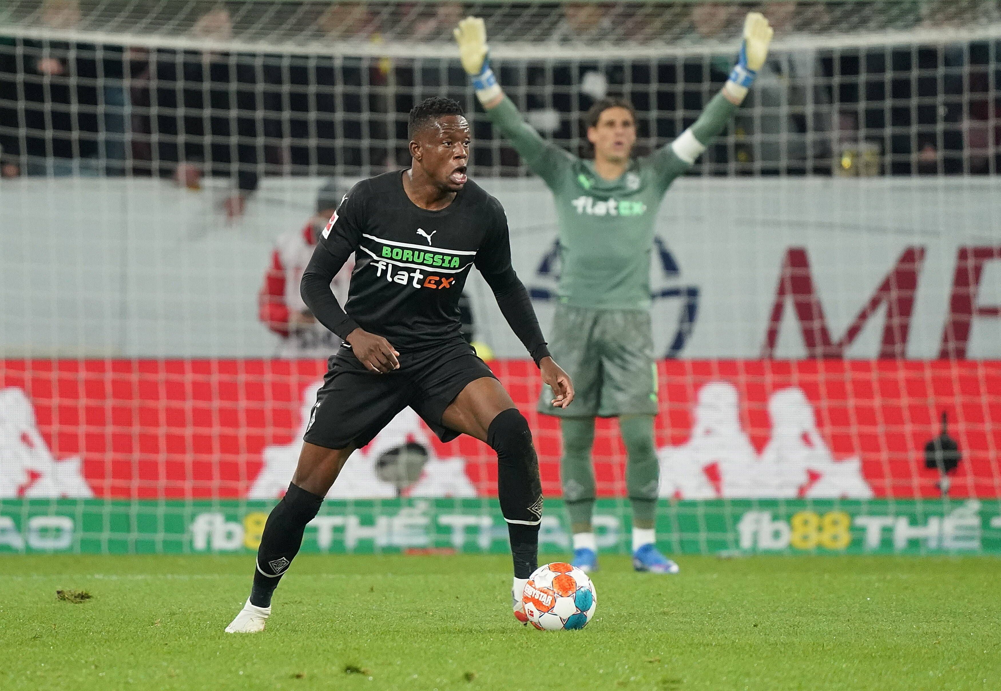 Denis Zakaria von Fußball-Bundeligist Borussia Mönchengladbach. Auf  diesem Foto ist der Mittelfeldspieler am 5. November 2021 im Duell bei Mainz 05 zu sehen. Zakaria führt den Ball am rechten Fuß.
