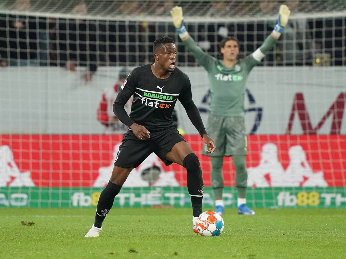 Denis Zakaria von Fußball-Bundeligist Borussia Mönchengladbach. Auf diesem Foto ist der Mittelfeldspieler am 5. November 2021 im Duell bei Mainz 05 zu sehen. Zakaria führt den Ball am rechten Fuß.