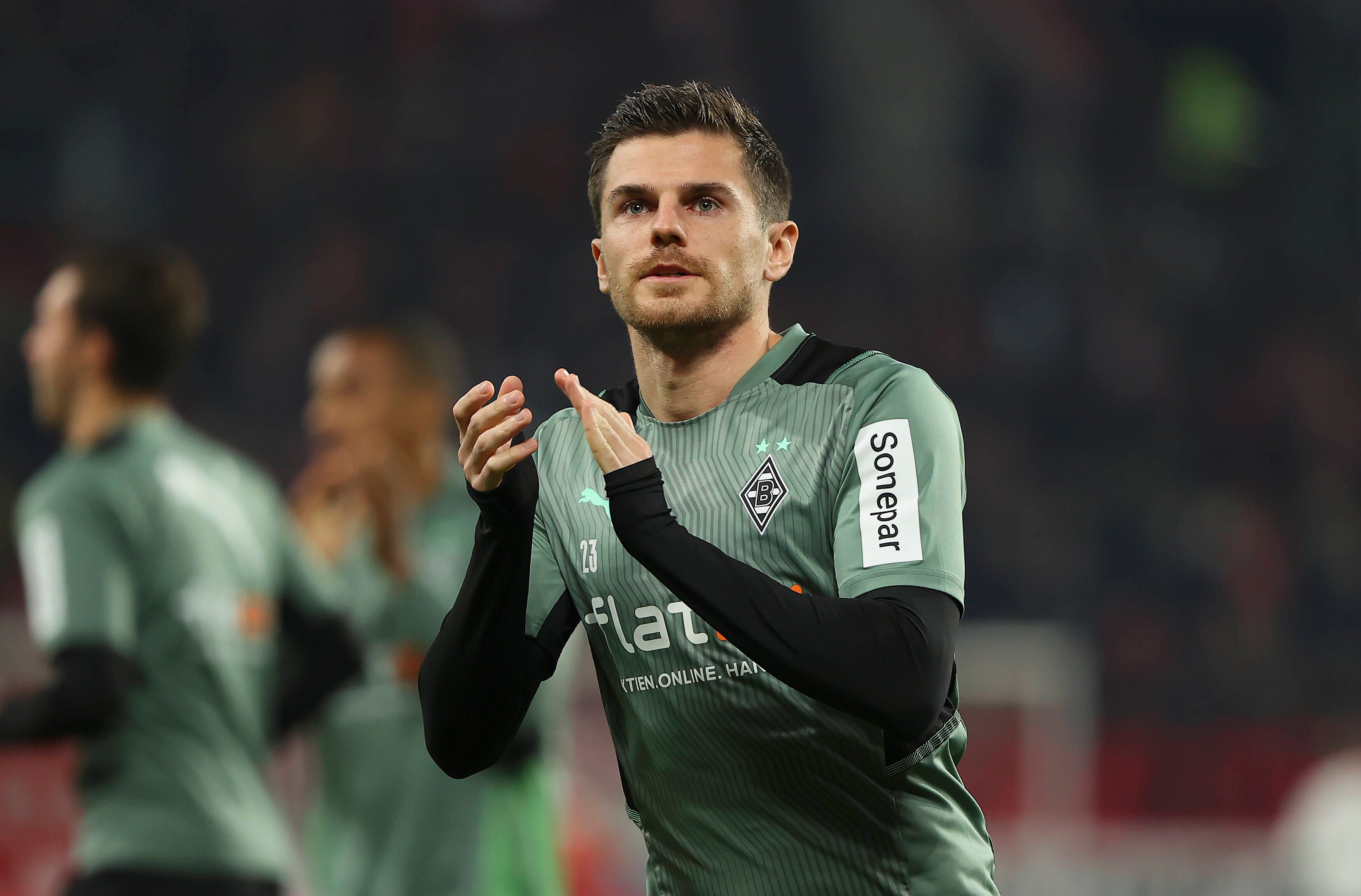 Jonas Hofmann von Borussia Mönchengladbach applaudiert am 5. November 2021 in Mainz den mitgereisten Gladbach-Fans nach der Partie.