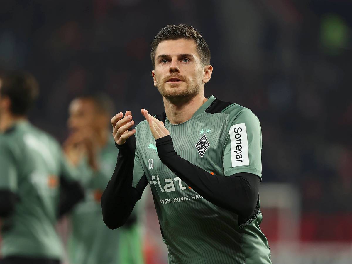 Jonas Hofmann von Borussia Mönchengladbach applaudiert am 5. November 2021 in Mainz den mitgereisten Gladbach-Fans nach der Partie.