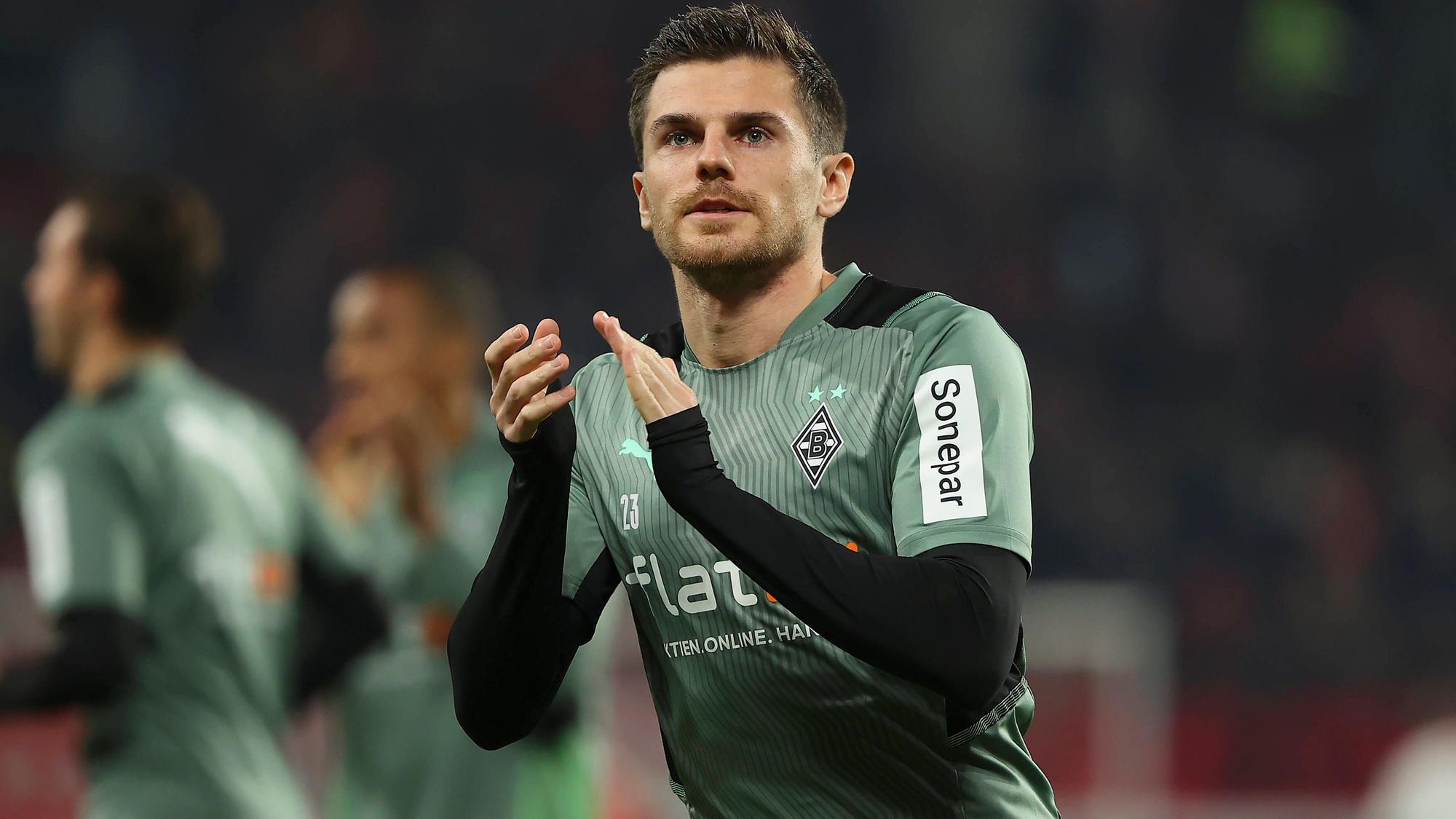 Jonas Hofmann von Borussia Mönchengladbach applaudiert am 5. November 2021 in Mainz den mitgereisten Gladbach-Fans nach der Partie.