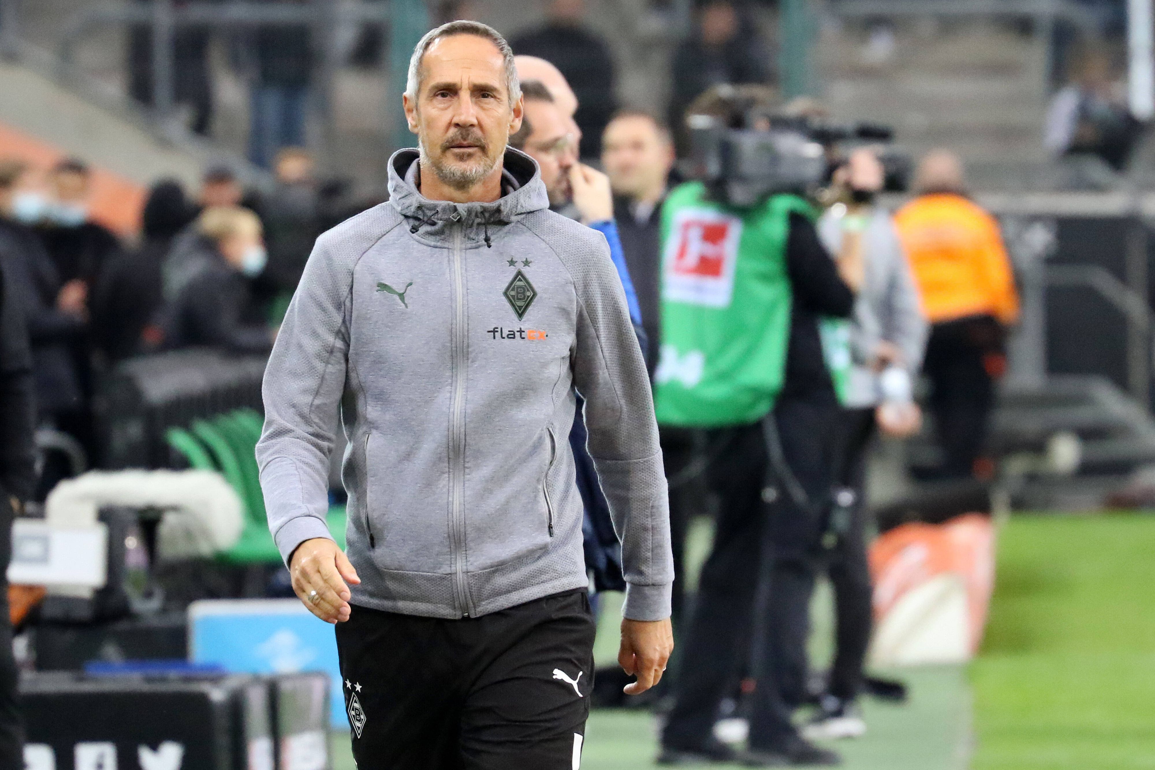 Adi Hütter, Cheftrainer von Borussia Mönchengladbach, hier am 31. Oktober 2021, läuft zielstrebig am Seitenrand des Fußballplatzes entlang.
