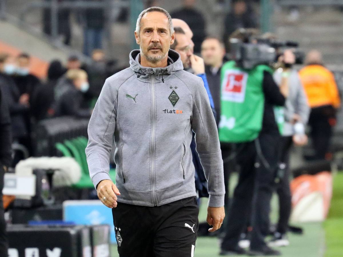Adi Hütter, Cheftrainer von Borussia Mönchengladbach, hier am 31. Oktober 2021, läuft zielstrebig am Seitenrand des Fußballplatzes entlang.