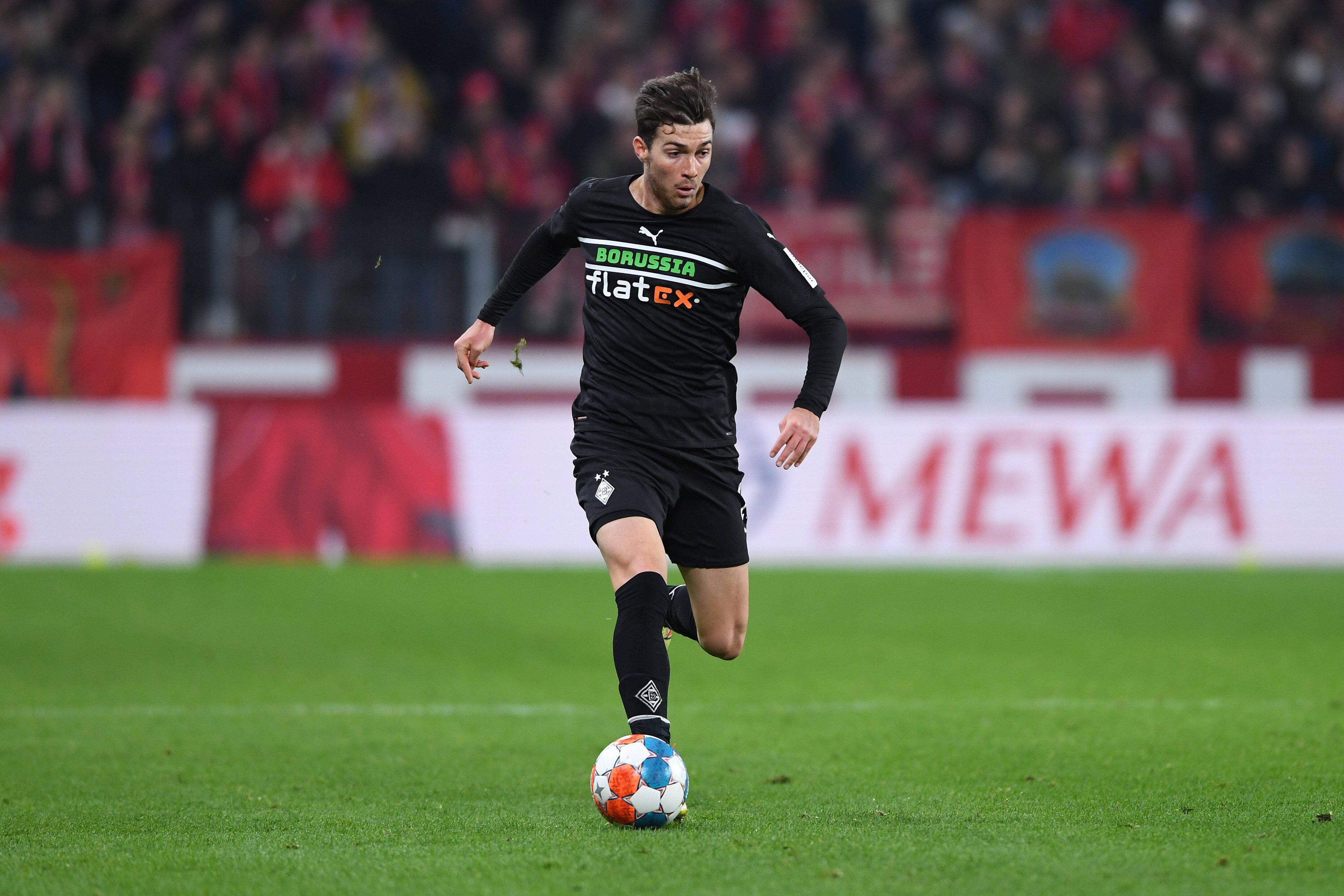 Joe Scally von Borussia Mönchengladbach, hier am 5. November 2021, mit dem Ball am Fuß im Bundesligaspiel seines Teams gegen Mainz 05.