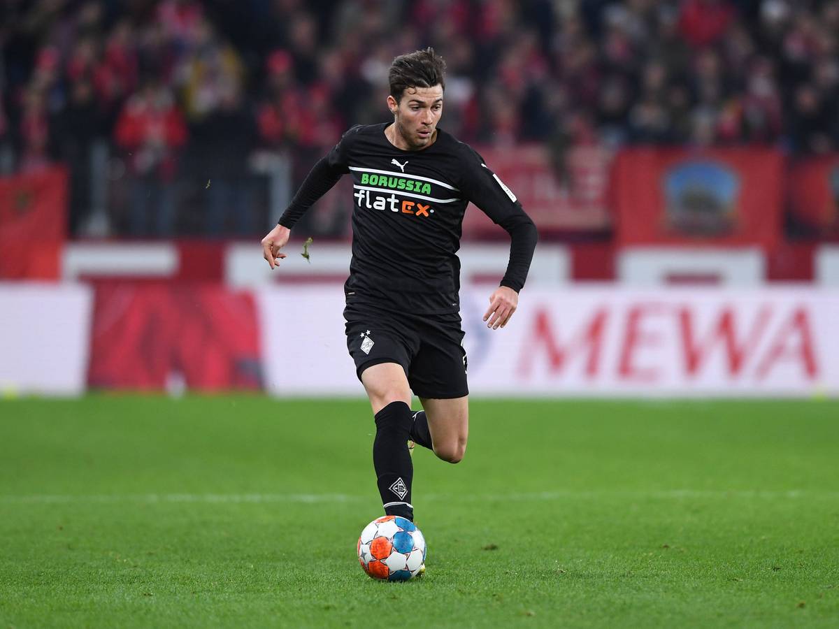 Joe Scally von Borussia Mönchengladbach, hier am 5. November 2021, mit dem Ball am Fuß im Bundesligaspiel seines Teams gegen Mainz 05.