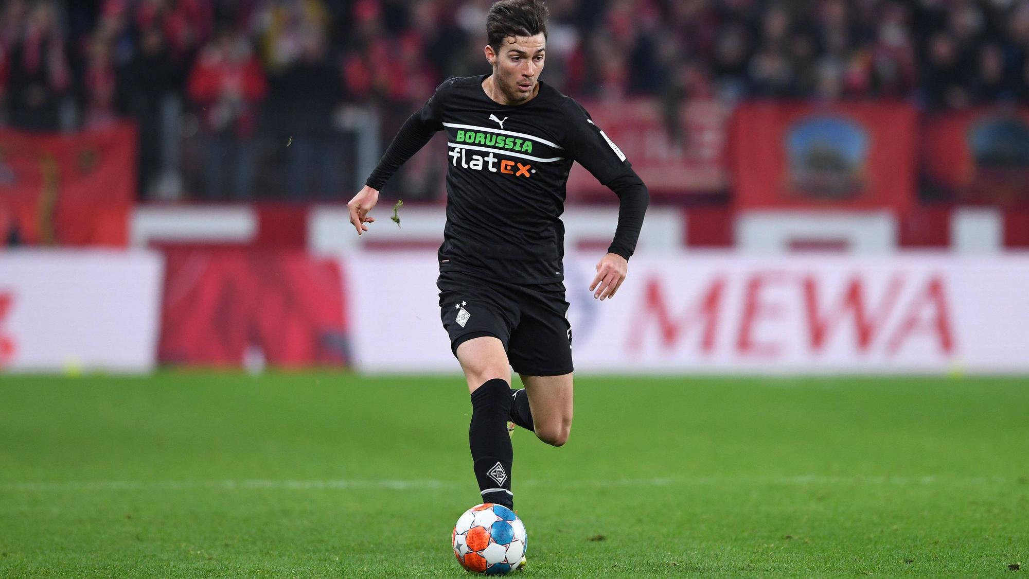 Joe Scally von Borussia Mönchengladbach, hier am 5. November 2021, mit dem Ball am Fuß im Bundesligaspiel seines Teams gegen Mainz 05.