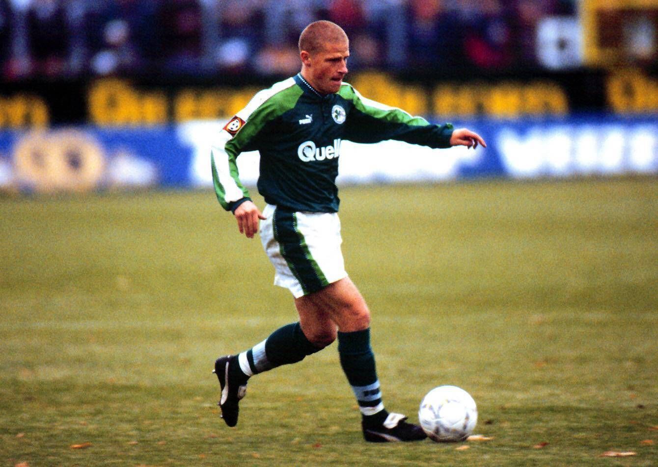 Gladbach-Manager Max Eberl, damals Spieler der SpVgg Greuther Fürth, am Ball.