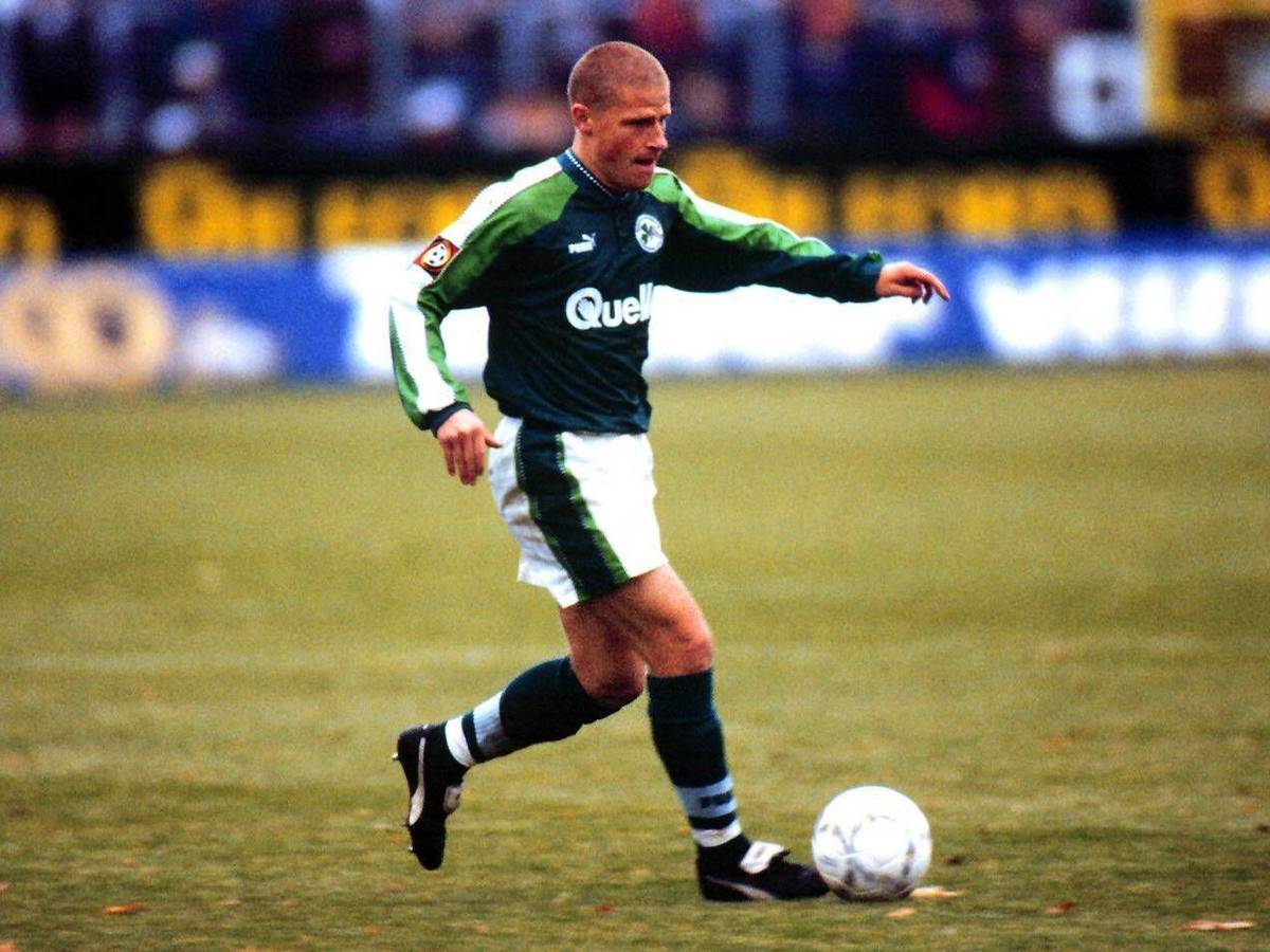 Gladbach-Manager Max Eberl, damals Spieler der SpVgg Greuther Fürth, am Ball.