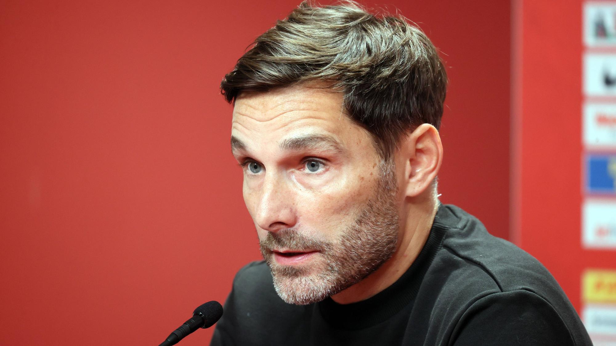 Stefan Leitl, Trainer der SpVgg Greuther Fürth, bei einer Pressekonferenz seines Klubs am 30. Oktober 2021.