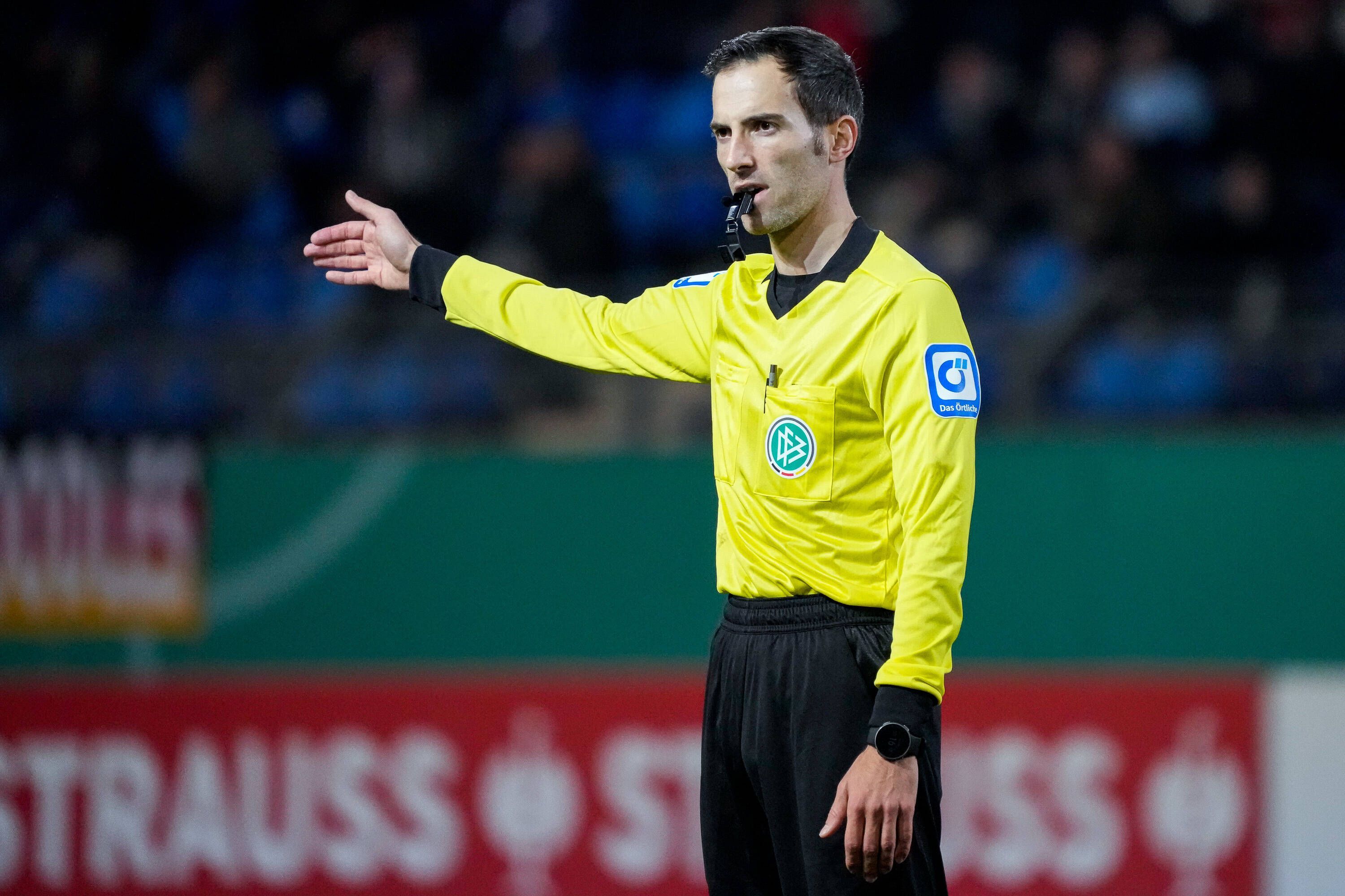 Benjamin Brand Schiedsrichter, gibt Anweisungen, gestikuliert, mit den Armen gestikulieren, gives instructions, gesticulate, Einzelbild, Aktion, Action, 27.10.2021, Mannheim Deutschland, Fussball, DFB-Pokal, 2. Runde, SV Waldhof Mannheim - 1. FC Union Berlin, DFB/DFL REGULATIONS PROHIBIT ANY USE OF PHOTOGRAPHS AS IMAGE SEQUENCES AND/OR QUASI-VIDEO. *** Benjamin Brand referee , gives instructions, gestures, gesticulate with arms, gives instructions, gesticulate, frame, action, action, 27 10 2021, Mannheim Germany , Football, DFB Pokal, 2 Round, SV Waldhof Mannheim 1 FC Union Berlin, DFB DFL REGULATIONS PROHIBIT ANY USE OF PHOTOGRAPHS AS IMAGE SEQUENCES AND OR QUASI VIDEO xozx