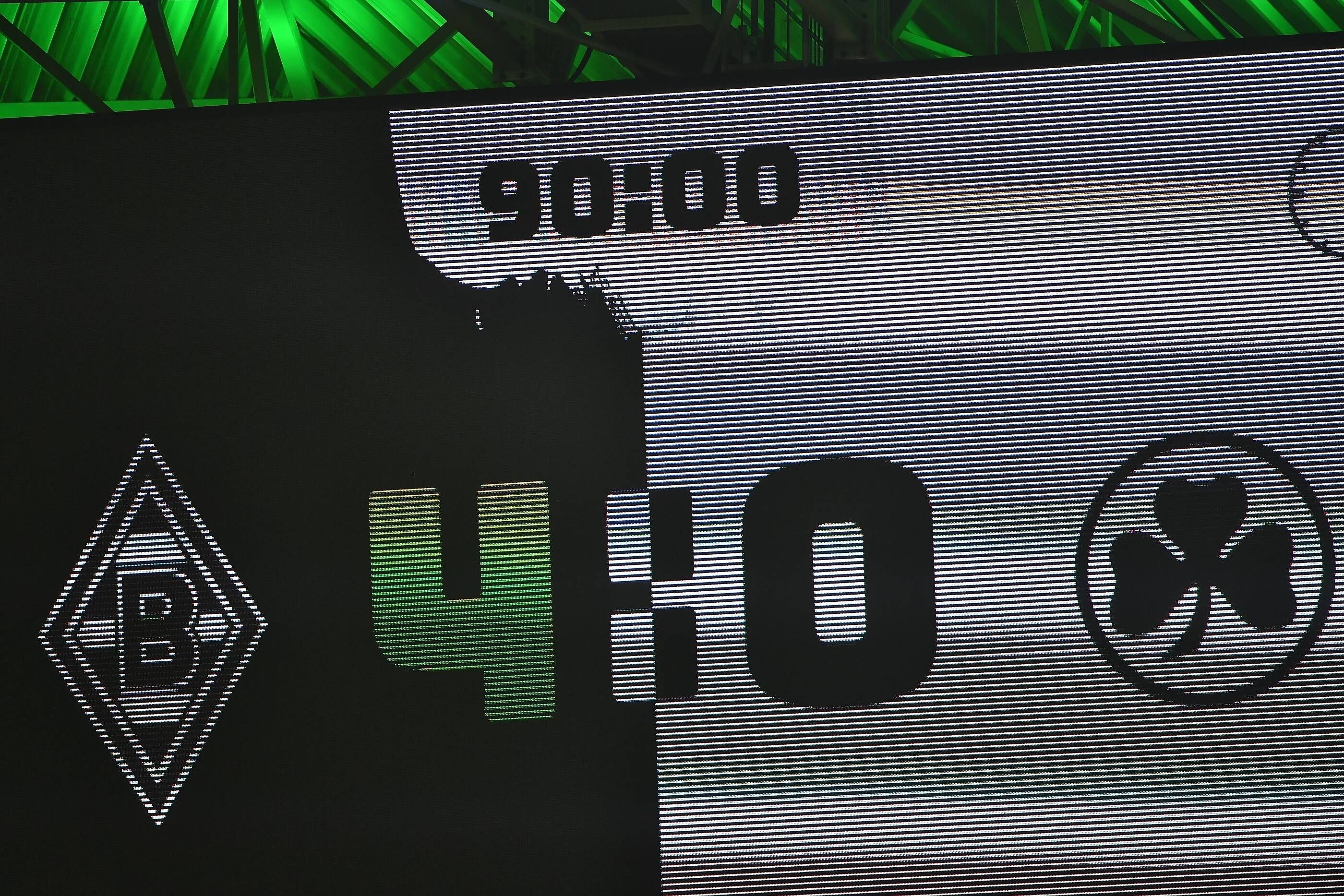 Die Anzeigetafel im Borussia-Park zeigt am 20. November 2021 das Endergebnis an: Borussia Mönchengladbach besiegt Greuther Fürth mit 4:0.