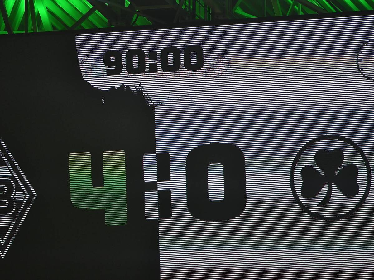 Die Anzeigetafel im Borussia-Park zeigt am 20. November 2021 das Endergebnis an: Borussia Mönchengladbach besiegt Greuther Fürth mit 4:0.