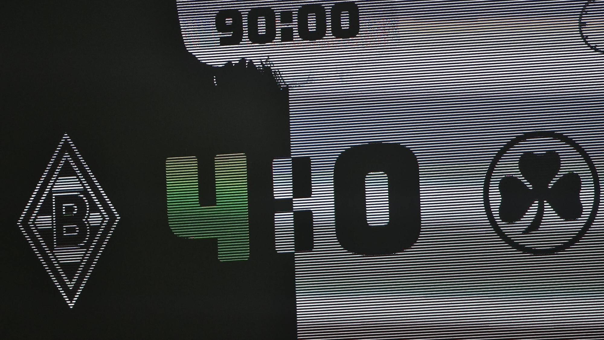 Die Anzeigetafel im Borussia-Park zeigt am 20. November 2021 das Endergebnis an: Borussia Mönchengladbach besiegt Greuther Fürth mit 4:0.