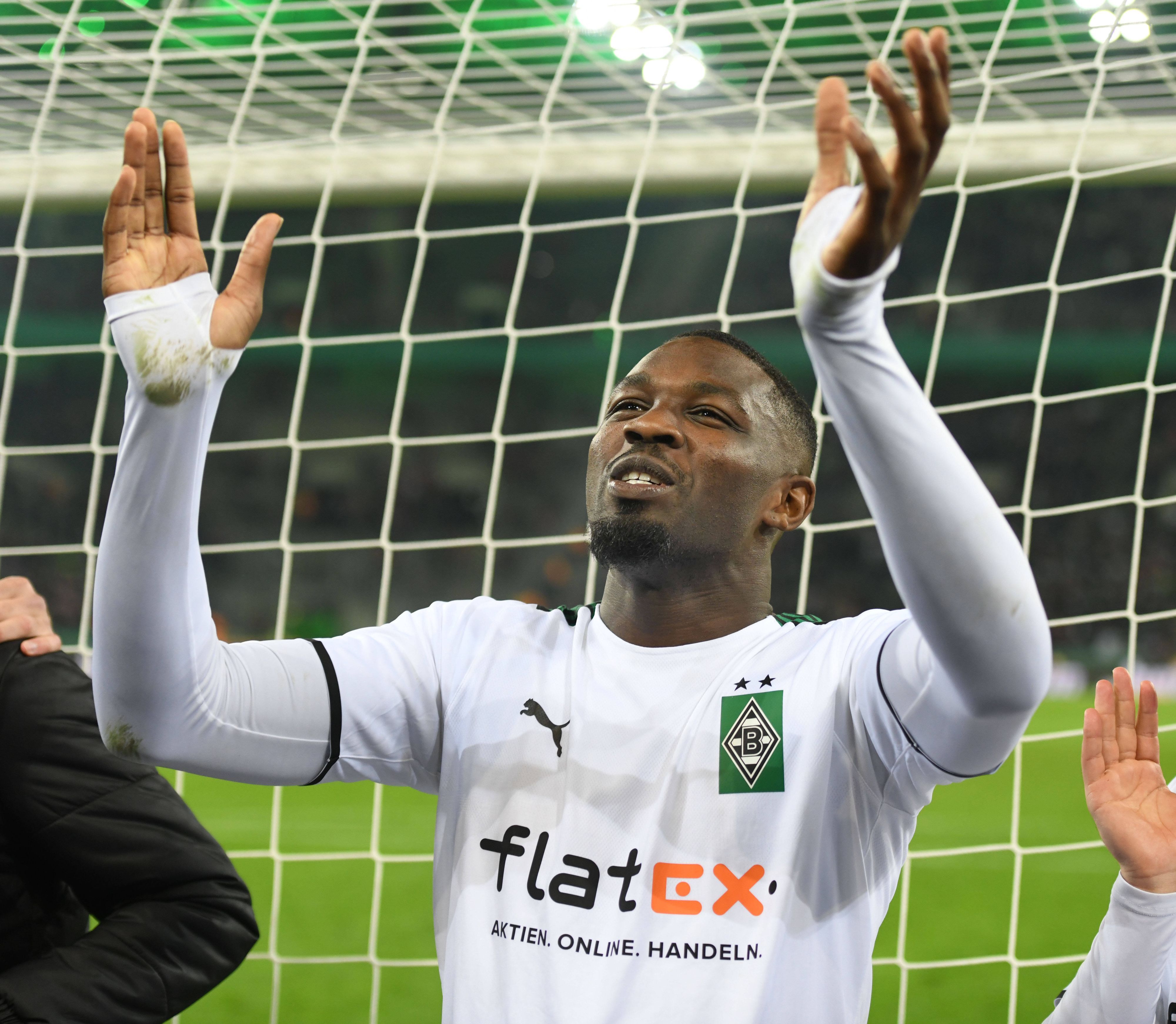Marcus Thuram von Borussia Mönchengladbach feiert mit den VfL-Fans in der Nordkurve des Borussia-Park nach dem 5:0-Sieg im DFB-Pokal gegen Bayern am 27. Oktober 2021.