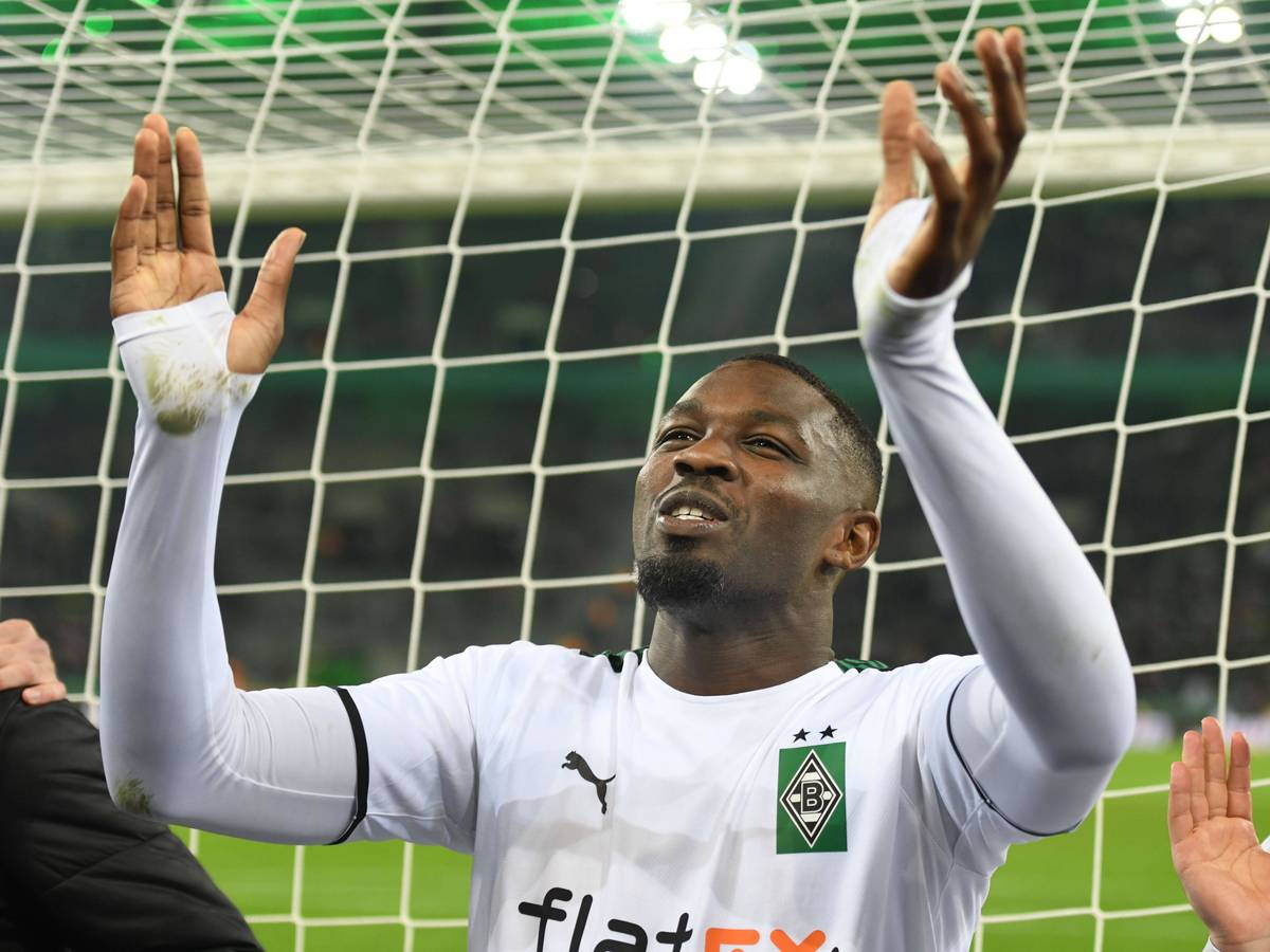 Marcus Thuram von Borussia Mönchengladbach feiert mit den VfL-Fans in der Nordkurve des Borussia-Park nach dem 5:0-Sieg im DFB-Pokal gegen Bayern am 27. Oktober 2021.
