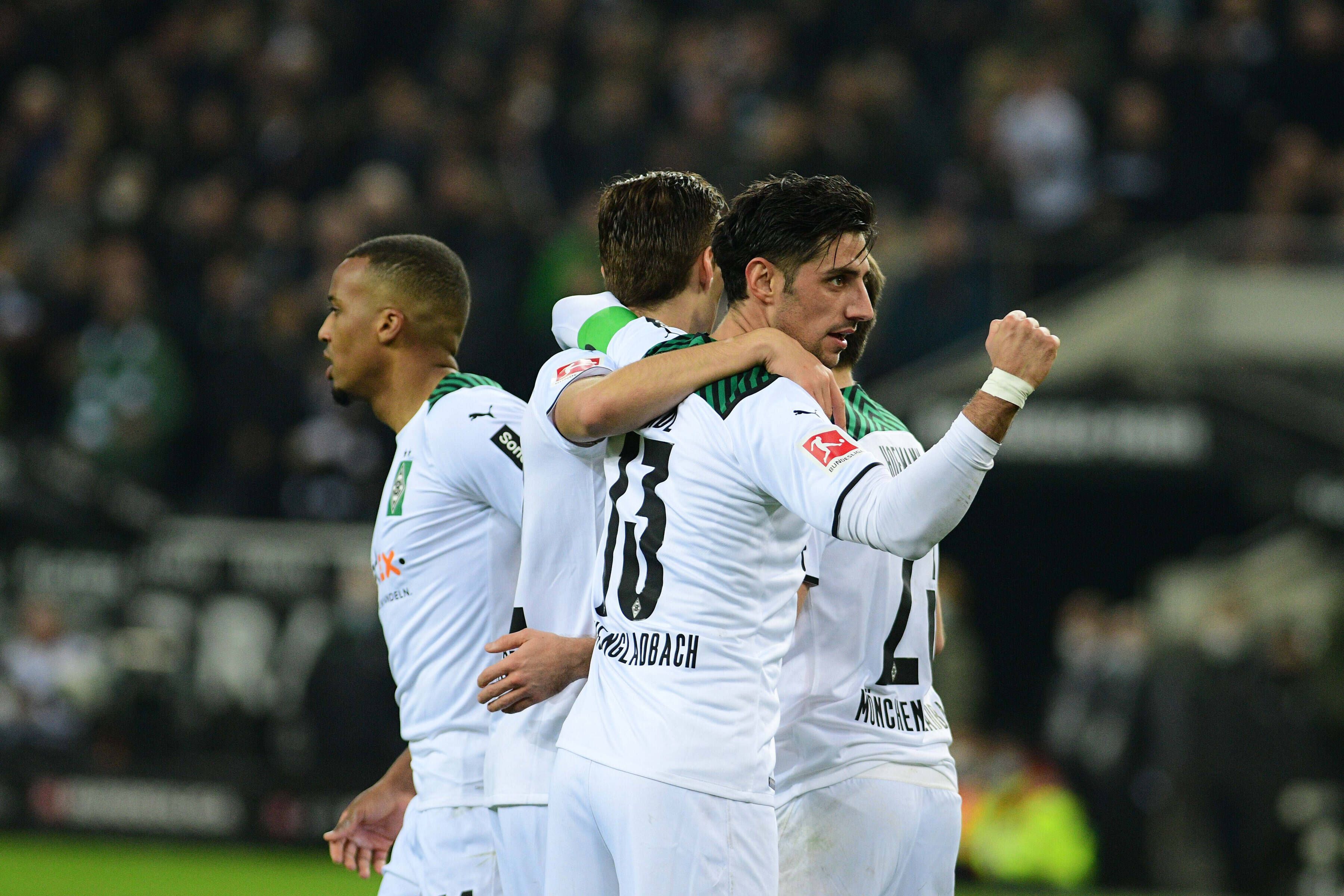 Lars Stindl ballt die Faust und umarmt seine Mitspieler im Spiel von Borussia Mönchengladbach gegen Greuther Fürth am 20. November 2021.