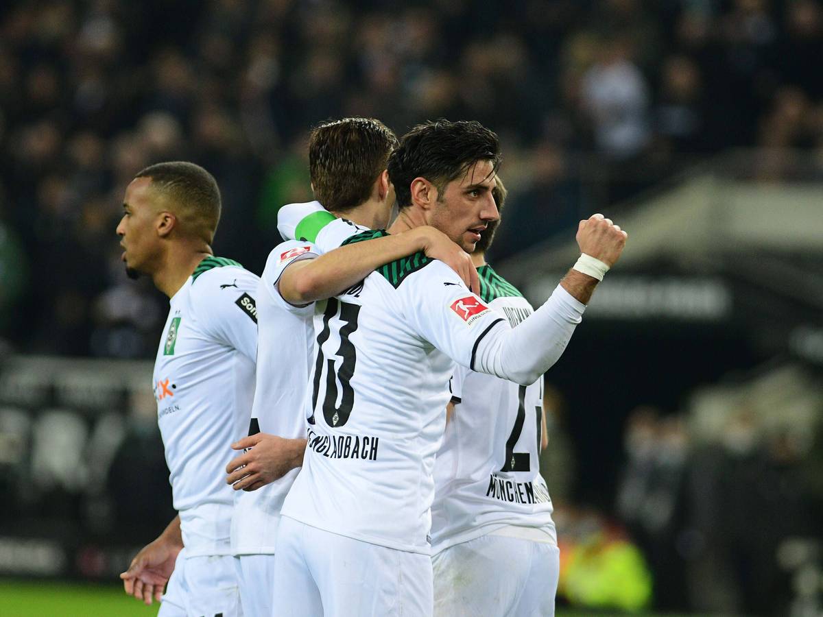 Lars Stindl ballt die Faust und umarmt seine Mitspieler im Spiel von Borussia Mönchengladbach gegen Greuther Fürth am 20. November 2021.