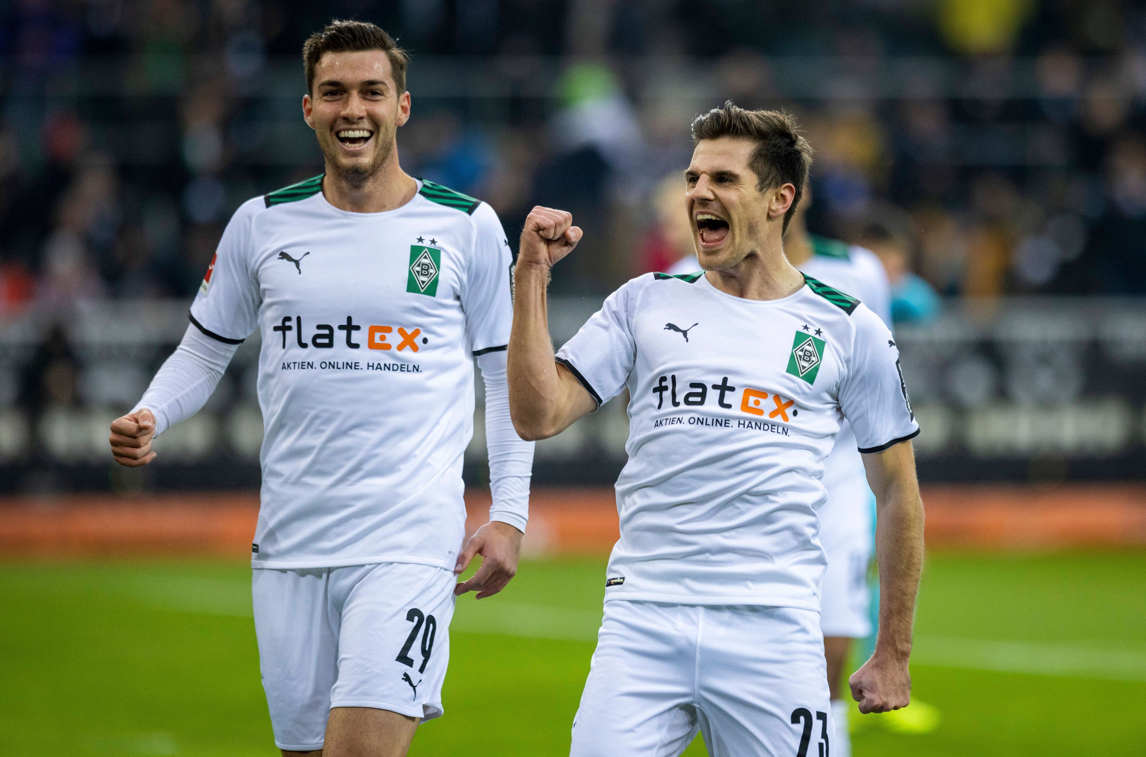 Jonas Hofmann (r.) von Fußball-Bundesligist Borussia Mönchengladbach jubelt, Team-Kollege Joe Scally (l.) freut sich mit. Die Fohlen-Elf siegt am Samstag (20.November 2021) im heimischen Borussia-Park gegen Greuther Fürth. Hofmann ballt die Faust.