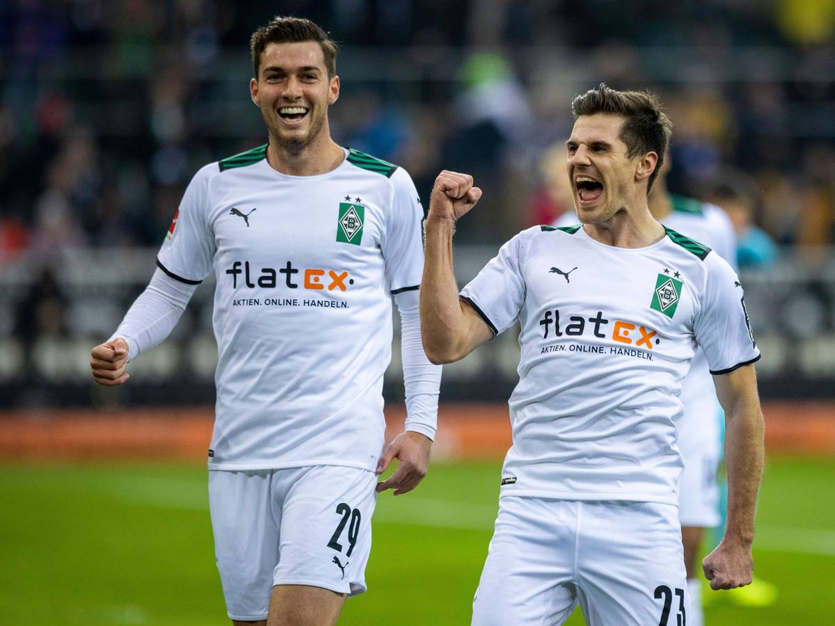 Jonas Hofmann (r.) von Fußball-Bundesligist Borussia Mönchengladbach jubelt, Team-Kollege Joe Scally (l.) freut sich mit. Die Fohlen-Elf siegt am Samstag (20.November 2021) im heimischen Borussia-Park gegen Greuther Fürth. Hofmann ballt die Faust.