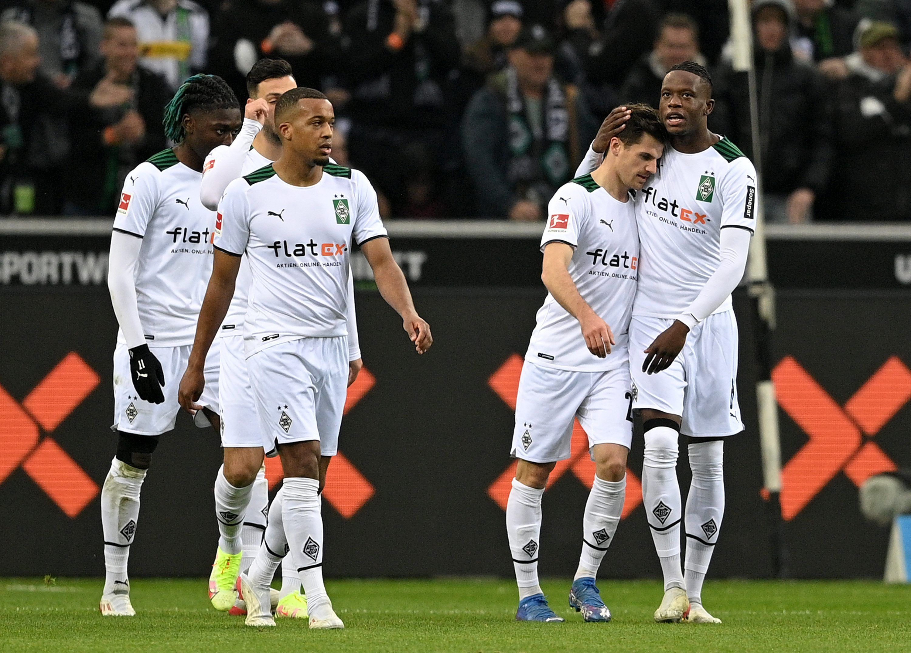 Manu Koné, Ramy Bensebaini, Alassane Plea, Jonas Hofmann und Denis Zakaria von Borussia Mönchengladbach feiern den Treffer von Hofmann zum 1:0.