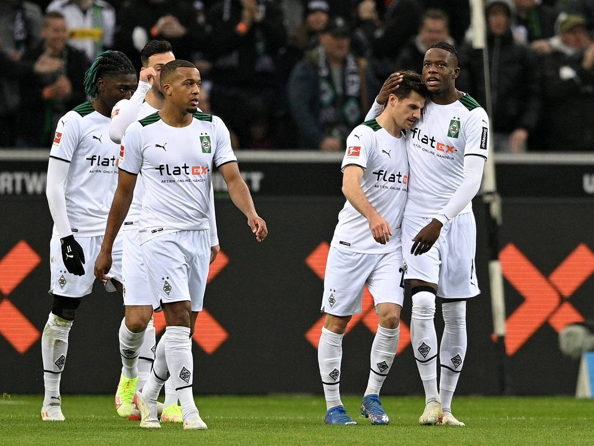 Manu Koné, Ramy Bensebaini, Alassane Plea, Jonas Hofmann und Denis Zakaria von Borussia Mönchengladbach feiern den Treffer von Hofmann zum 1:0.