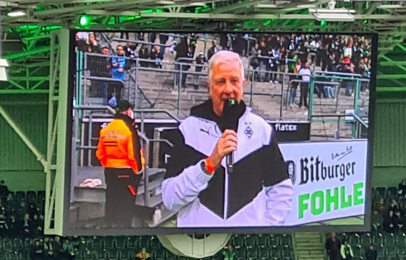 Frank Schiffers auf der Videotafel im Borussia-Park am 20. November 2021. Er vertritt im beim Bundesliga-Duell zwischen Borussia Mönchengladbach und Greuther Fürth Stadionsprecher Torsten „Knippi“ Knippertz. Frank Schippers spricht ins Stadionmikro.