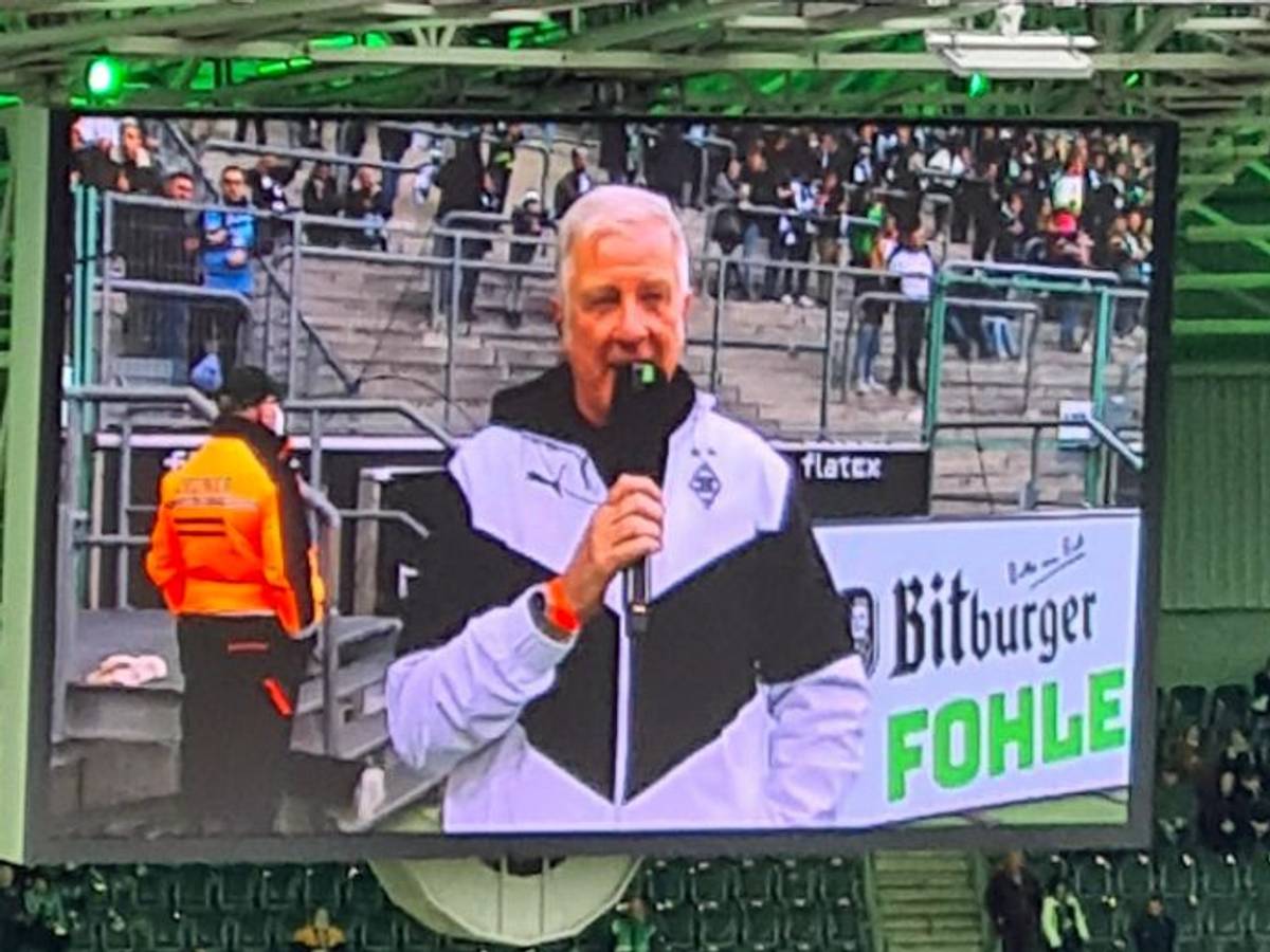 Frank Schiffers auf der Videotafel im Borussia-Park am 20. November 2021. Er vertritt im beim Bundesliga-Duell zwischen Borussia Mönchengladbach und Greuther Fürth Stadionsprecher Torsten „Knippi“ Knippertz. Frank Schippers spricht ins Stadionmikro.