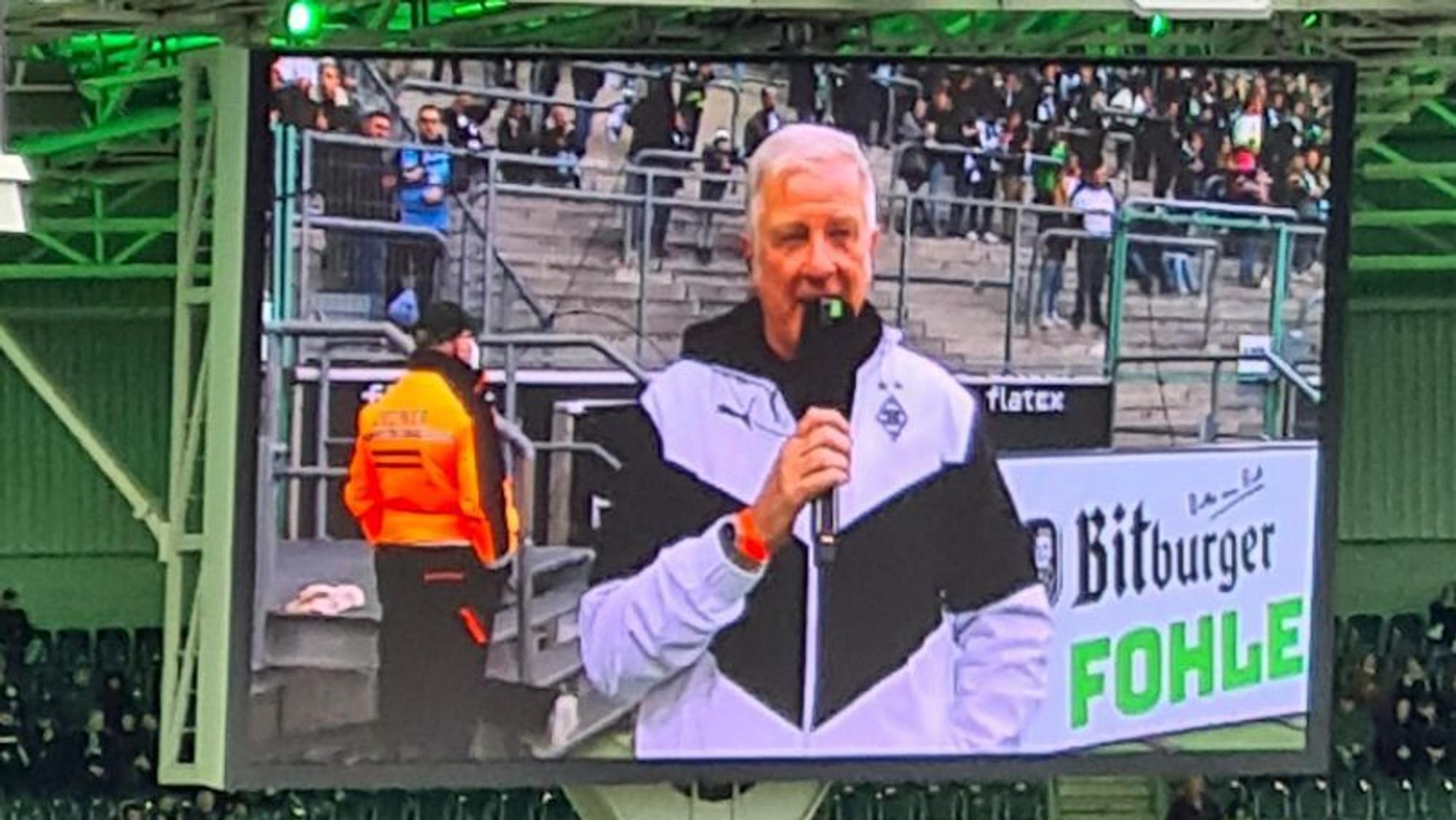 Frank Schiffers auf der Videotafel im Borussia-Park am 20. November 2021. Er vertritt im beim Bundesliga-Duell zwischen Borussia Mönchengladbach und Greuther Fürth Stadionsprecher Torsten „Knippi“ Knippertz. Frank Schippers spricht ins Stadionmikro.