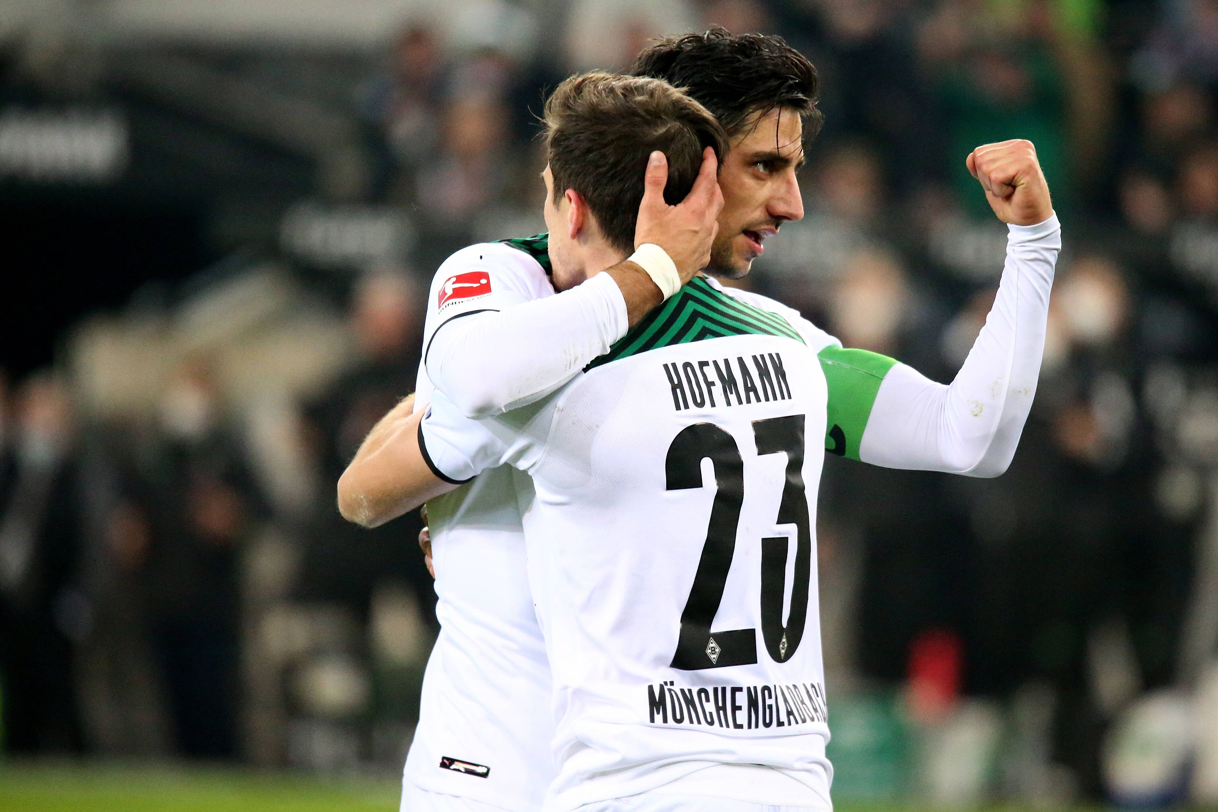 Lars Stindl (l.) und Jonas Hofmann freuen sich am Samstag (20. November 2021) gemeinsam über den 4:0-Sieg von Borussia Mönchengladbach gegen Greuther Fürth im Borussia-Park. Stindl zeigt die Faust.